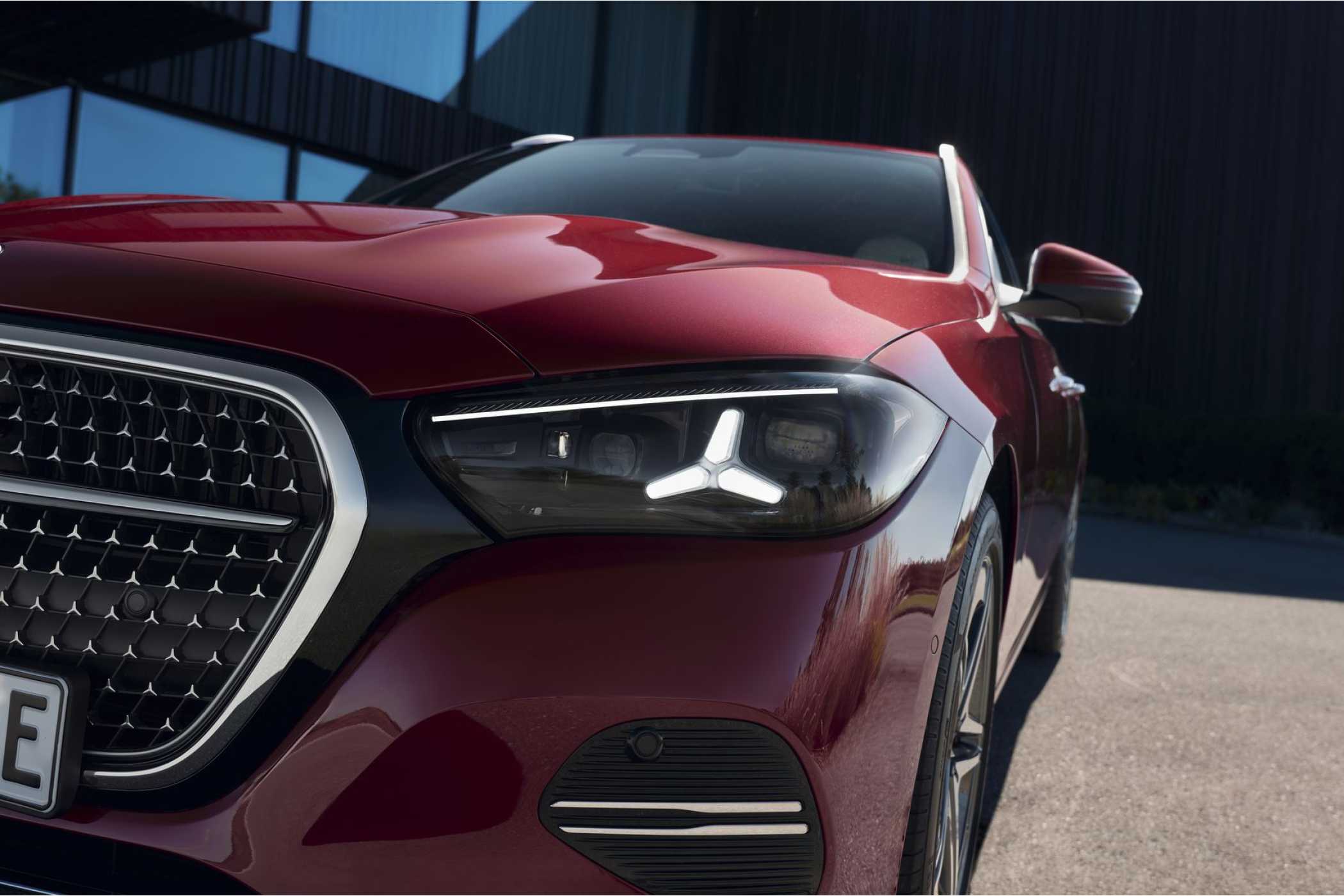Der Mercedes-Stern leuchtet in den Frontscheinwerfern.| Foto: Mercedes-Benz