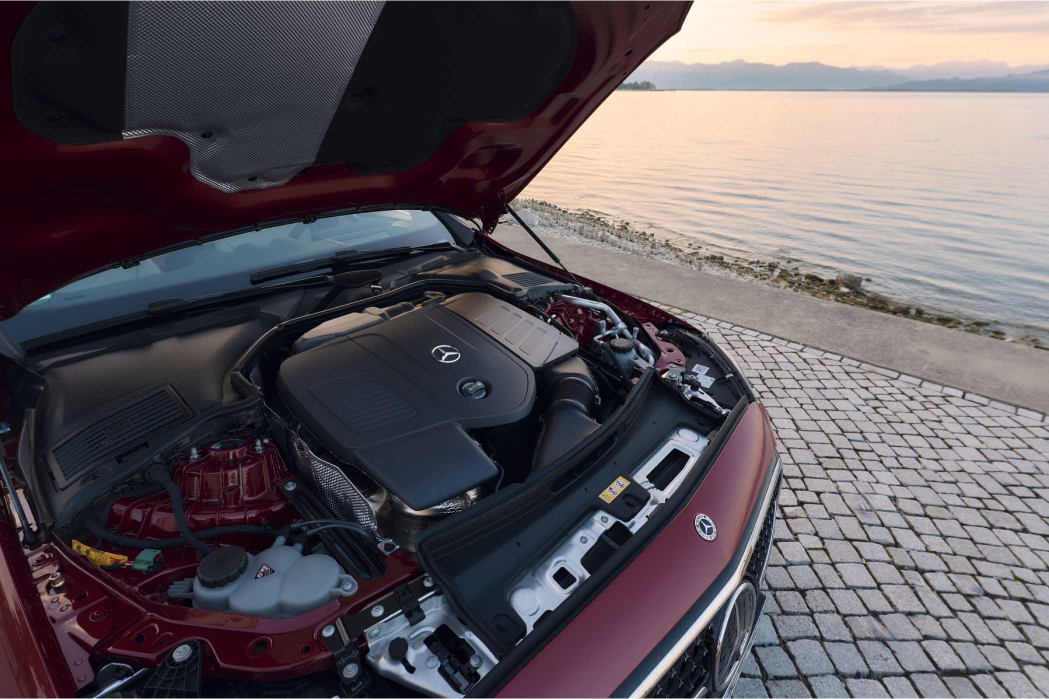 Die 200 PS und das Drehmoment von 440 Nm werden mit einer sanft schaltenden 9-Gang Automatik auf die Straße gebracht.| Foto: Mercedes-Benz