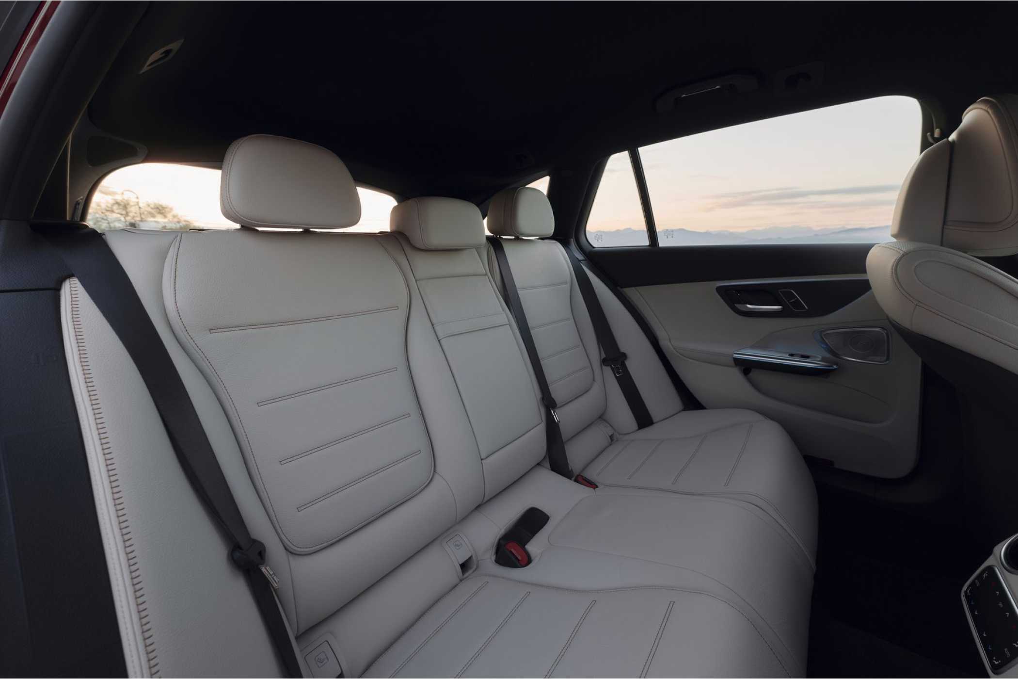 Im Fond ist viel Platz für die Passagiere.| Foto: Mercedes-Benz