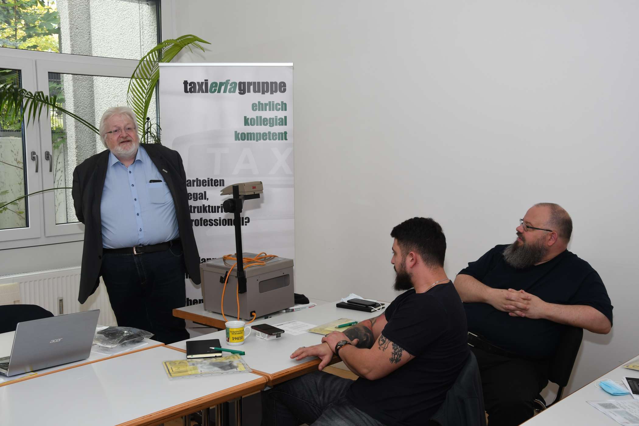 Michael Müller (l.), der Präsident des Bundesverbandes Taxi und Mietwagen, riet den Unternehmern dazu, unbedingt ihren lokalen Abgeordneten klar zu machen, welche gravierenden Folgen die bisher geplante PBefG-Novelle hätte.