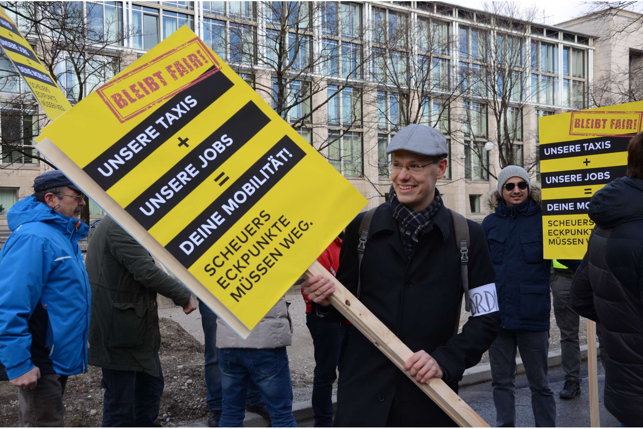 Michael Oppermann, jüngstes Teammitglied des BZP im Berliner Büro, verteilte Plakate. (Foto: Dietmar Fund)