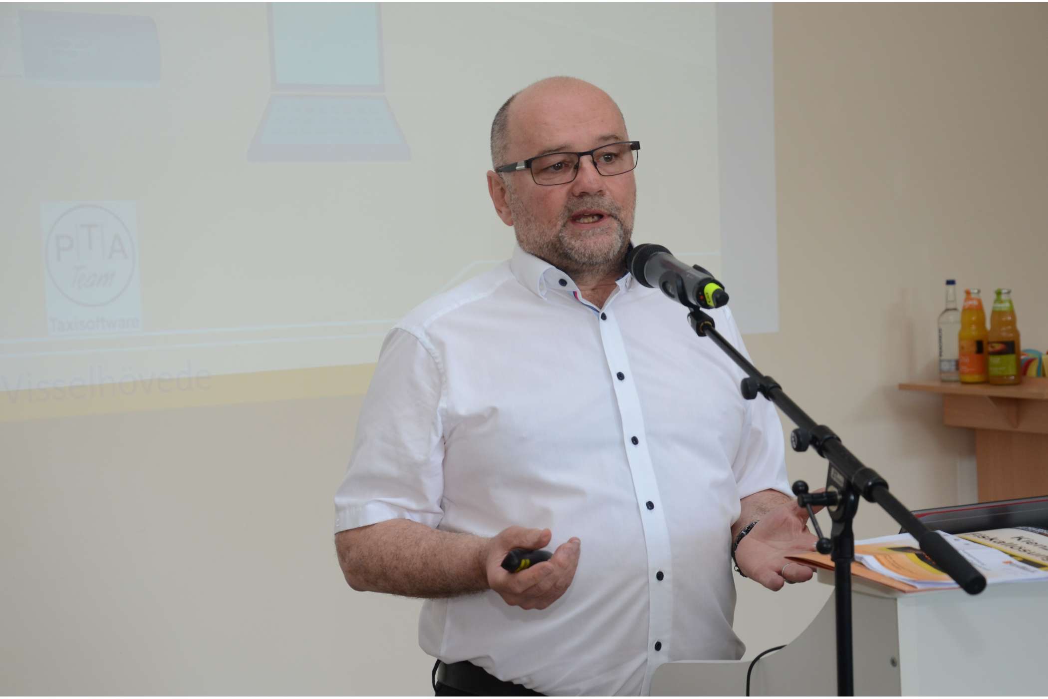 Michael Tasbach von Kienzle Argo Taxi International sagte, dass seine Firma sich auf die Hardware beschränke, mit der Software nichts verdienen wolle und daher für viele Daten-Dienstleister offen sei. Das war eine Spitze gegen HALE.