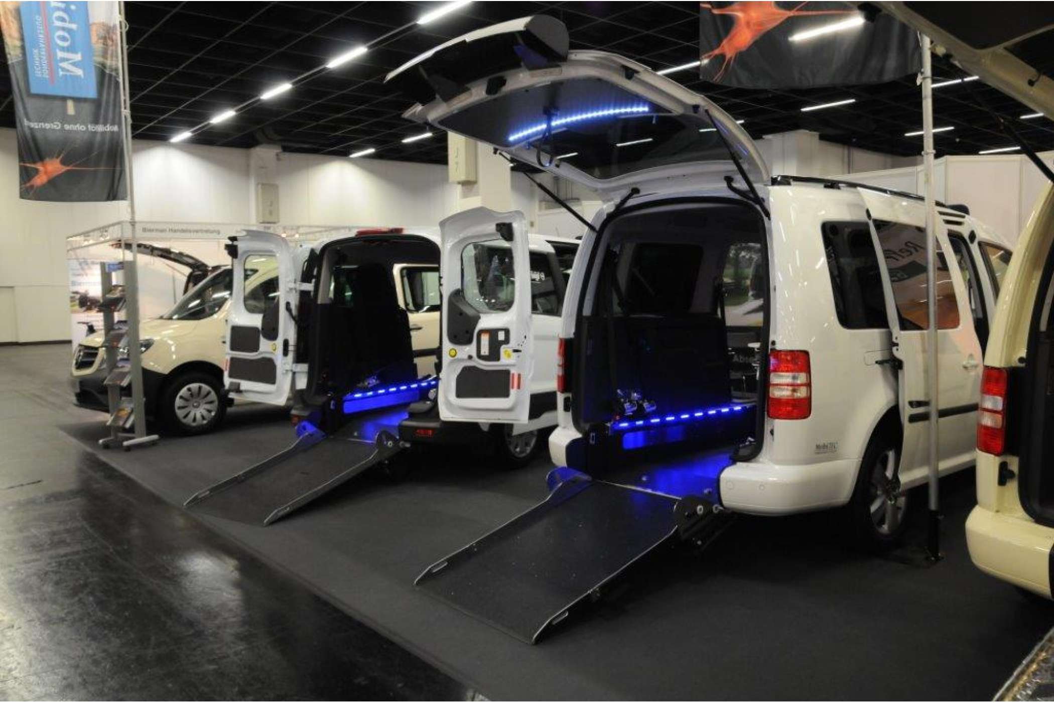 Die mit blauen LED umrandeten Heckausschnitte sollen das Markenzeichen von MobiTEC bleiben. "Billiglösungen" wie einige Wettbewerber plant Geschäftsführer Harald Damaschke nicht.| Dietmar Fund | taxi heute