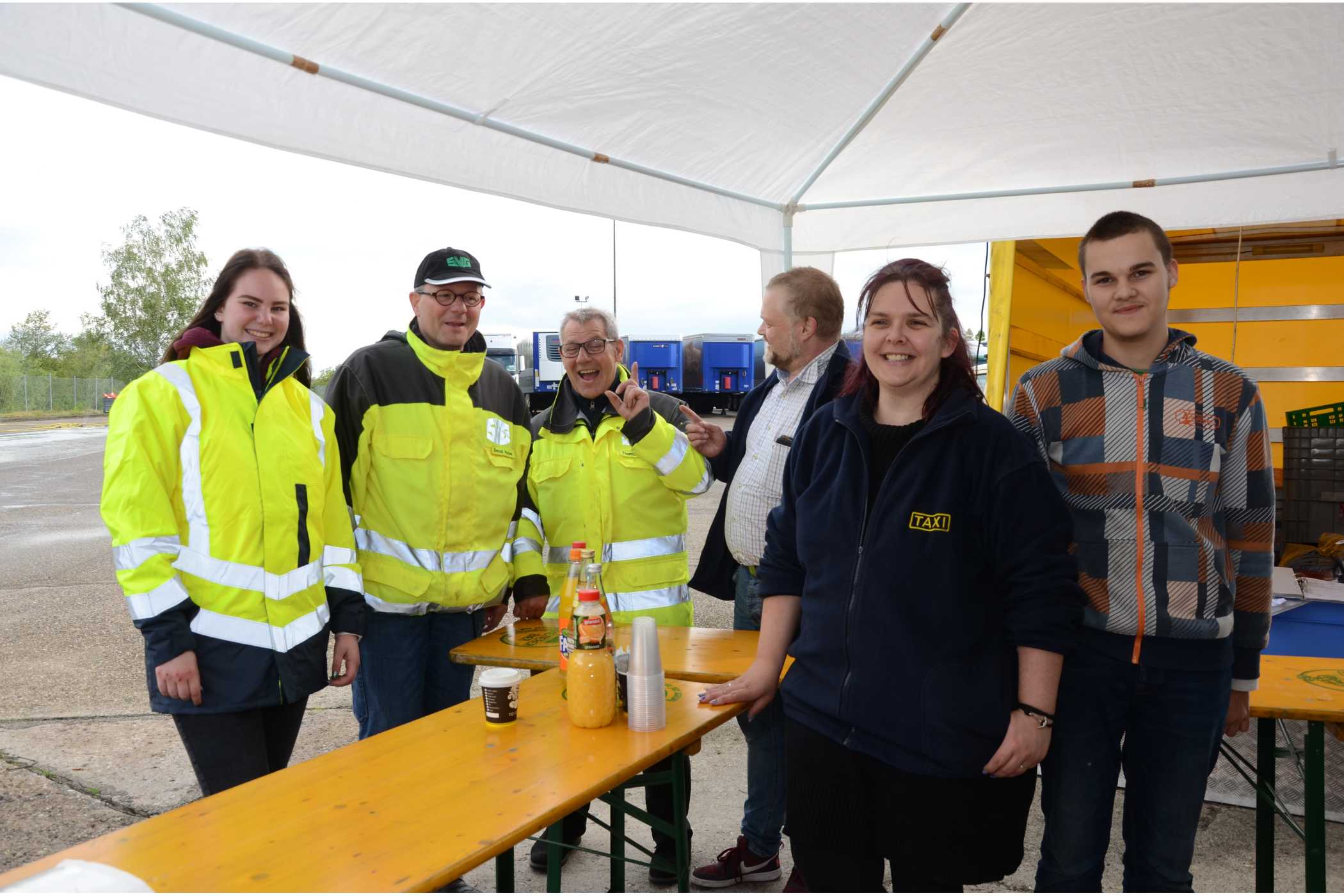Im Mai 2019 fand auf einem Speditionsgelände in Offenburg einer der ersten Verkehrssicherheitstage der Interessengemeinschaft Taxi Ortenau e.V. statt. Deren Vorsitzender Markus Schmid (3.v.r.) arbeitet dabei eng mit den Moderatoren der SVG Baden zusammen. Thomas Zehnle (3.v.l.) war auch 2023 zweimal dabei, Bernd Maier (2.v.l.) ist leider 2022 verstorben.