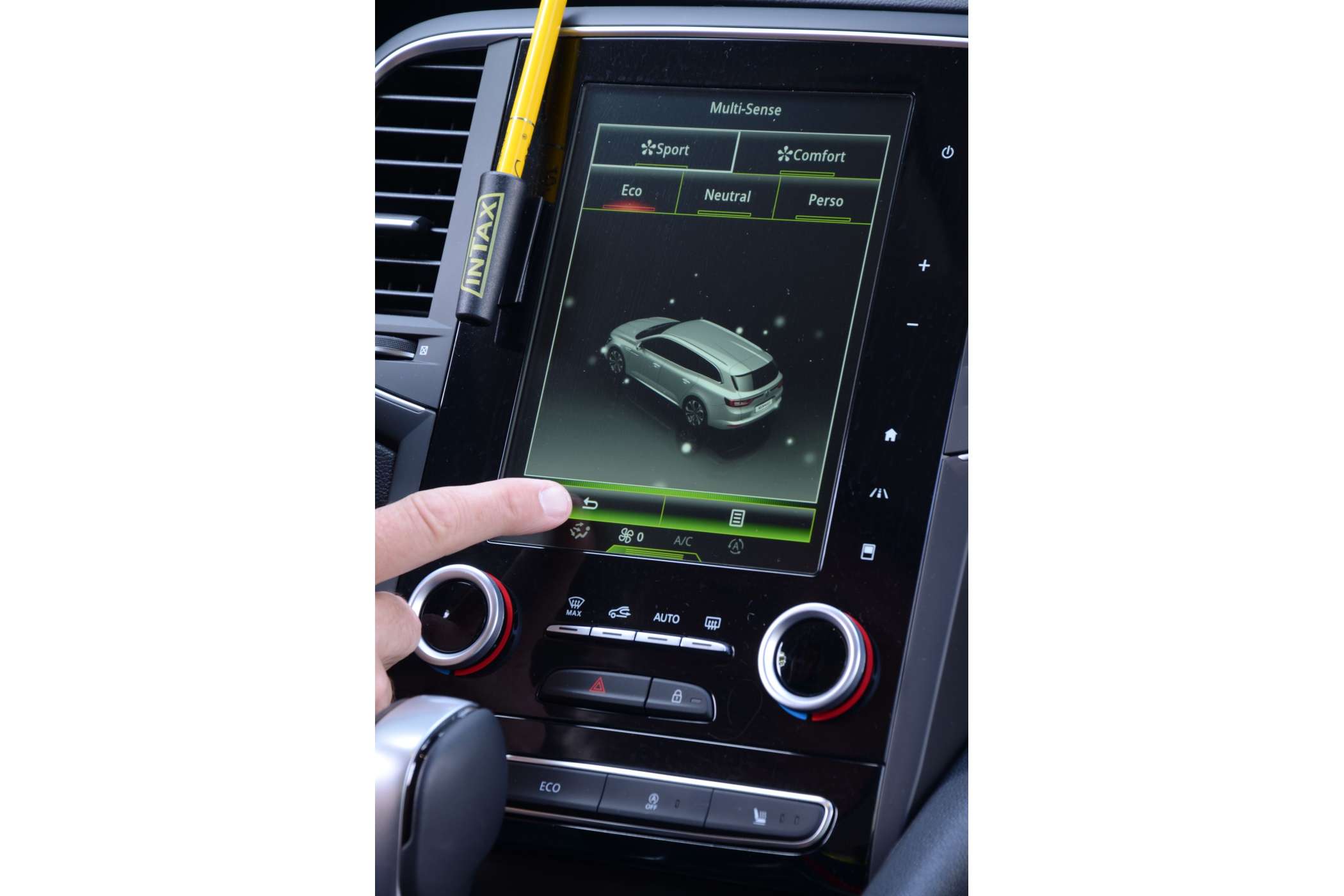 Über den im Intens serienmäßigen großen, vertikal angeordneten Touchscreen steuert man auch das Ansprechen der Lenkung und der Dämpfung sowie die Schaltzeitpunkte der Automatik. Am sparsamsten und entspanntesten fährt sich der Talisman im Eco-Modus.| Dietmar Fund