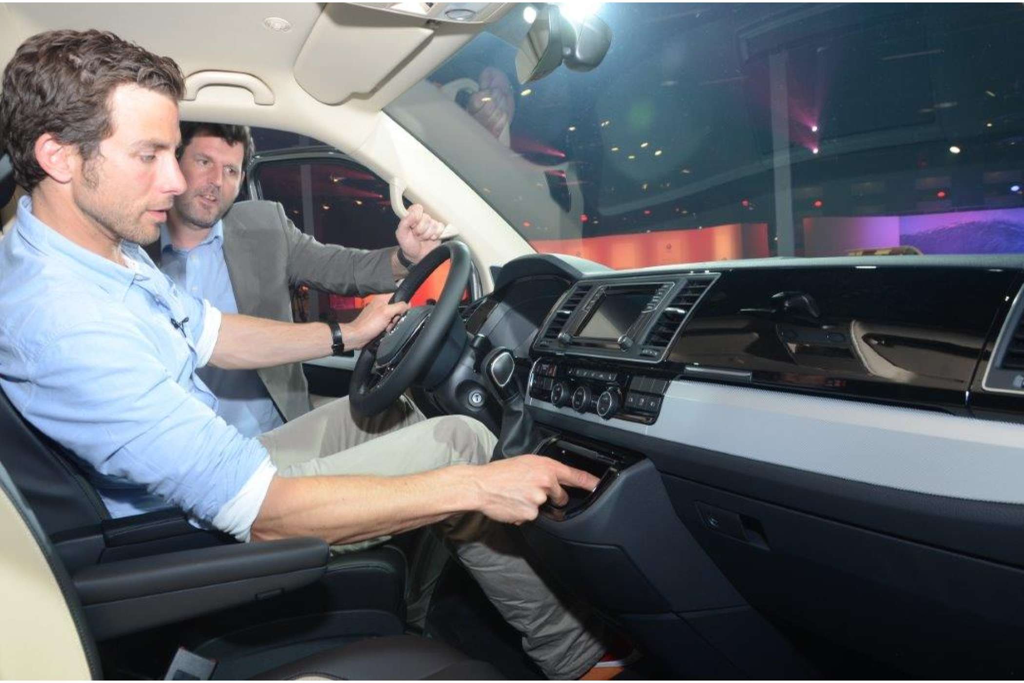 Das Cockpit des Multivan zeichnet sich durch Ablagen mit Deckeln und spiegelndem, Staub anziehendem Klavierlack aus. Unter der Schaltkonsole kann man zwei Becherhalter herausziehen.| Dietmar Fund | taxi heute