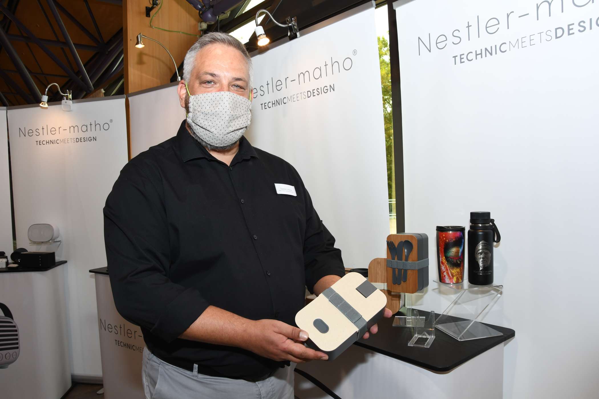 Nestler-matho hat eine Lunchbox im Programm, bei der die Box, ihr Deckel und die Verschlussklappen zu 50 Prozent aus Weizenstroh und zu 50 Prozent aus PPE bestehen. Man kann sie laut Danilo Linoria ab 100 Stück mit Firmenaufdruck schon zum Streuartikel-Preis weit unter fünf Euro pro Stück haben.