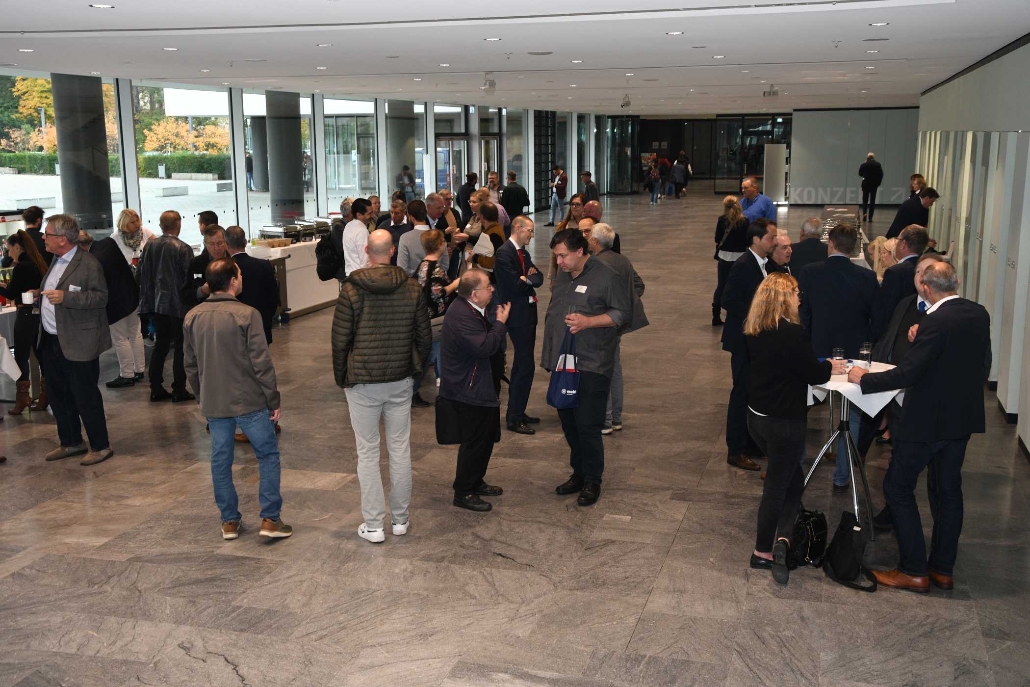 Das Networking in den Pausen gehörte um Konzept der Veranstaltung. Im Foyer mit dem Charme der 70er-Jahre war dazu reichlich Platz.