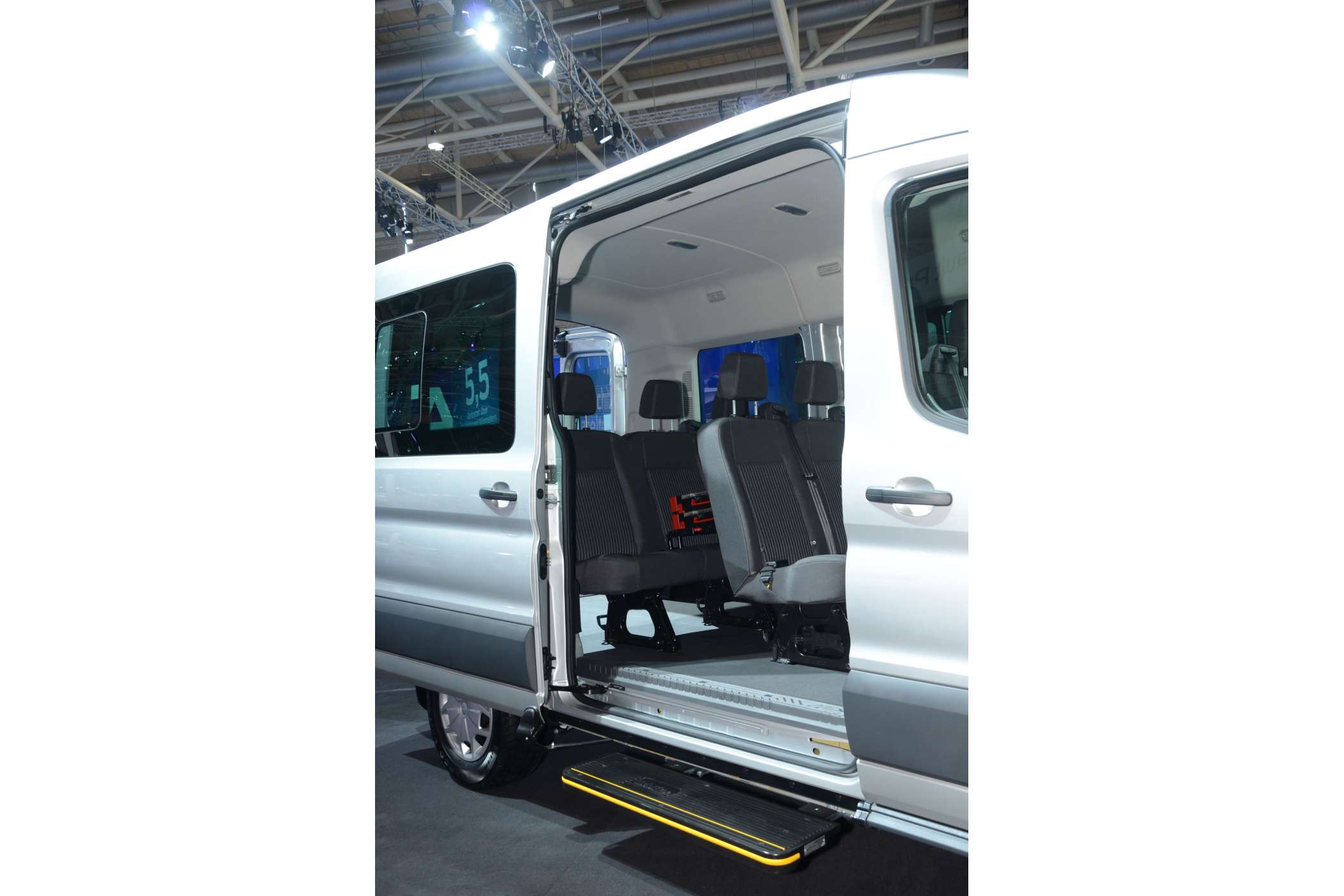 Außer einer mit der elektrischen Schiebetür gekoppelten elektrisch ausfahrbaren Trittstufe zeigte Ford die überarbeitete Bestuhlung für die Transit-Kombis.| Foto: Dietmar Fund