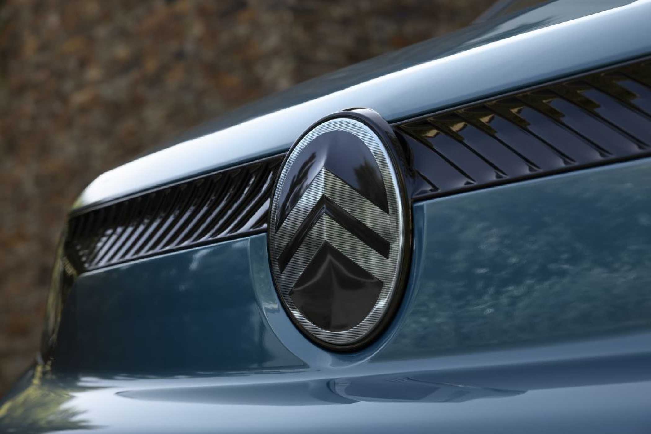 Die neue Marken-CI mit dem oval gerahmten Doppelkeil sorgt für Abgrenzung zu den technisch exakt baugleichen Geschwistern. | Foto: Citroën