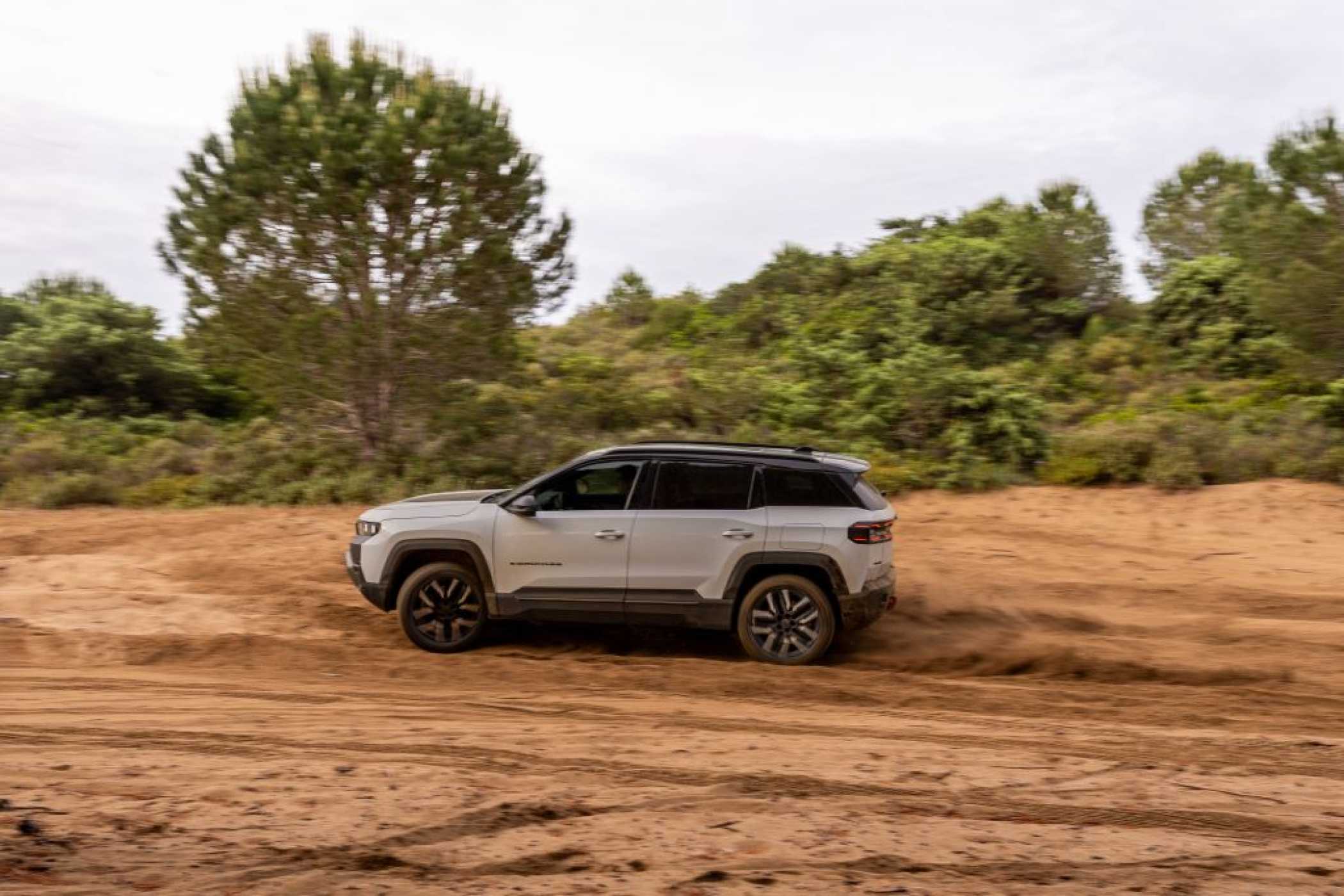 Keine Angst: Es gibt fünf ausgeklügelte Fahrprogramme: Hierfür würden wir "Sand/Mud" empfehlen, das etwas Schlupf und höhere Tempi zulässt. | Foto: Jeep
