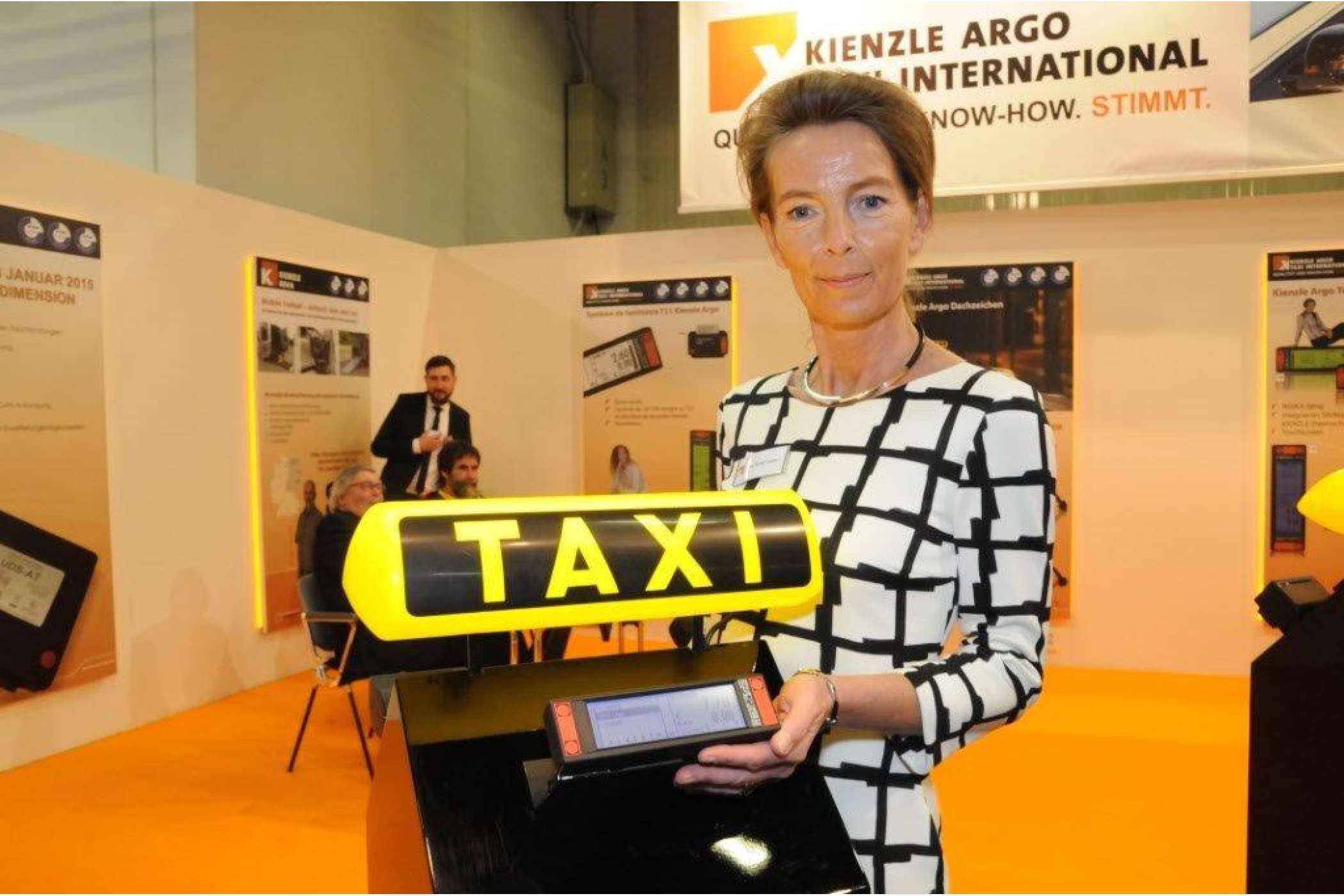 Dr. Nicole Kaspari von Kienzle Argo Taxi International stellte das neue Taxameter T 21 vor. | Dietmar Fund | taxi heute