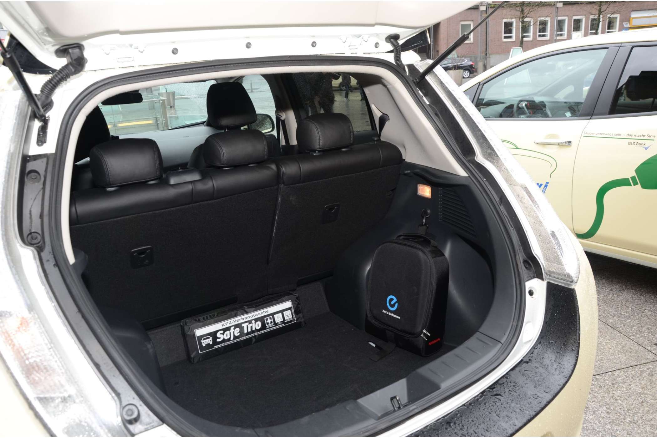 Im Kofferraum des Golfklässlers Nissan Leaf ist relativ viel Platz. Das Ladekabel muss der Taxifahrer natürlich immer mitführen. | Dietmar Fund