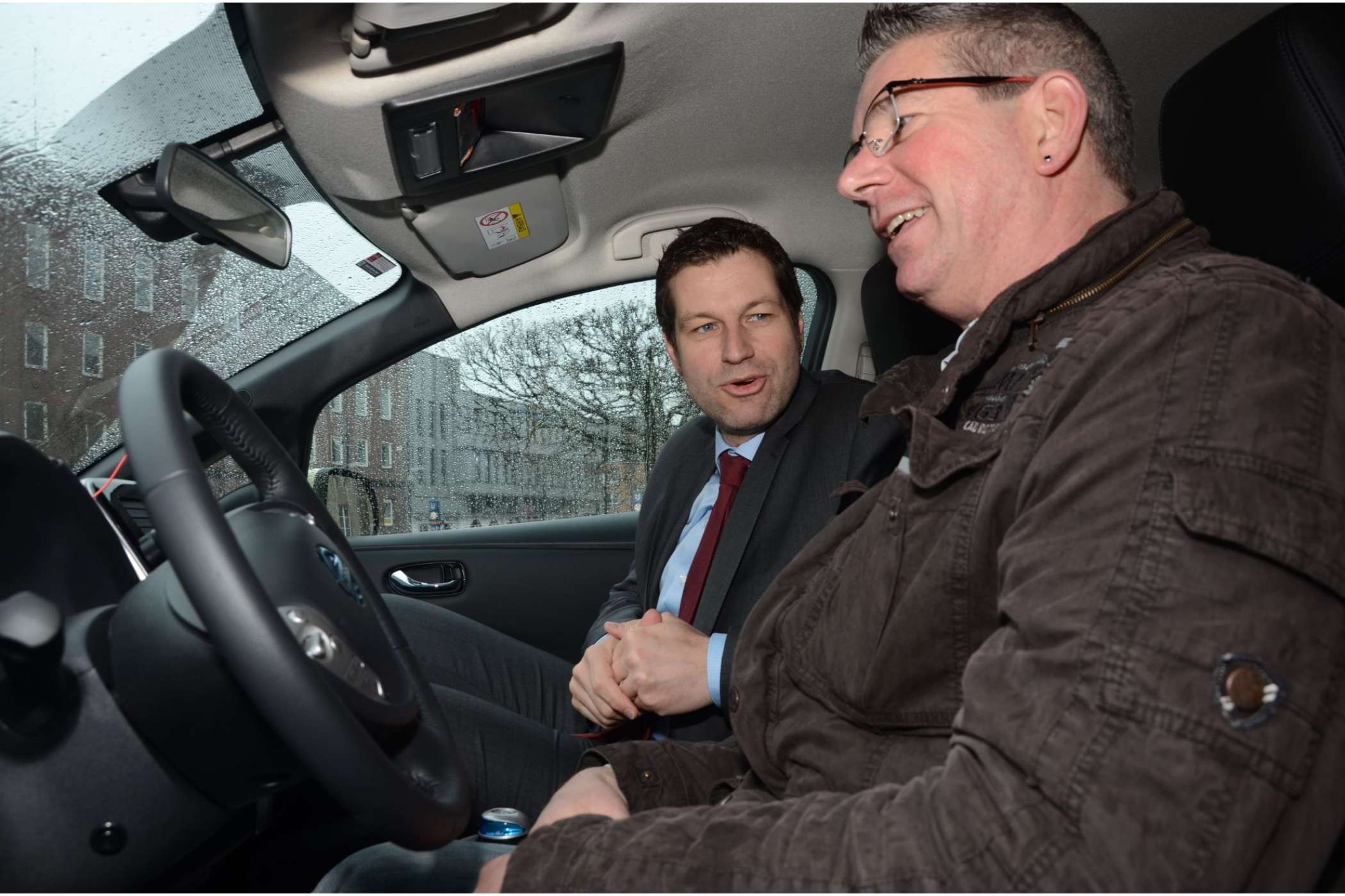 Der Bochumer Oberbürgermeister Thomas Eiskirch ließ sich von Markus Wahl gerne die Ausstattung der Elektro-Taxis erklären. | Dietmar Fund