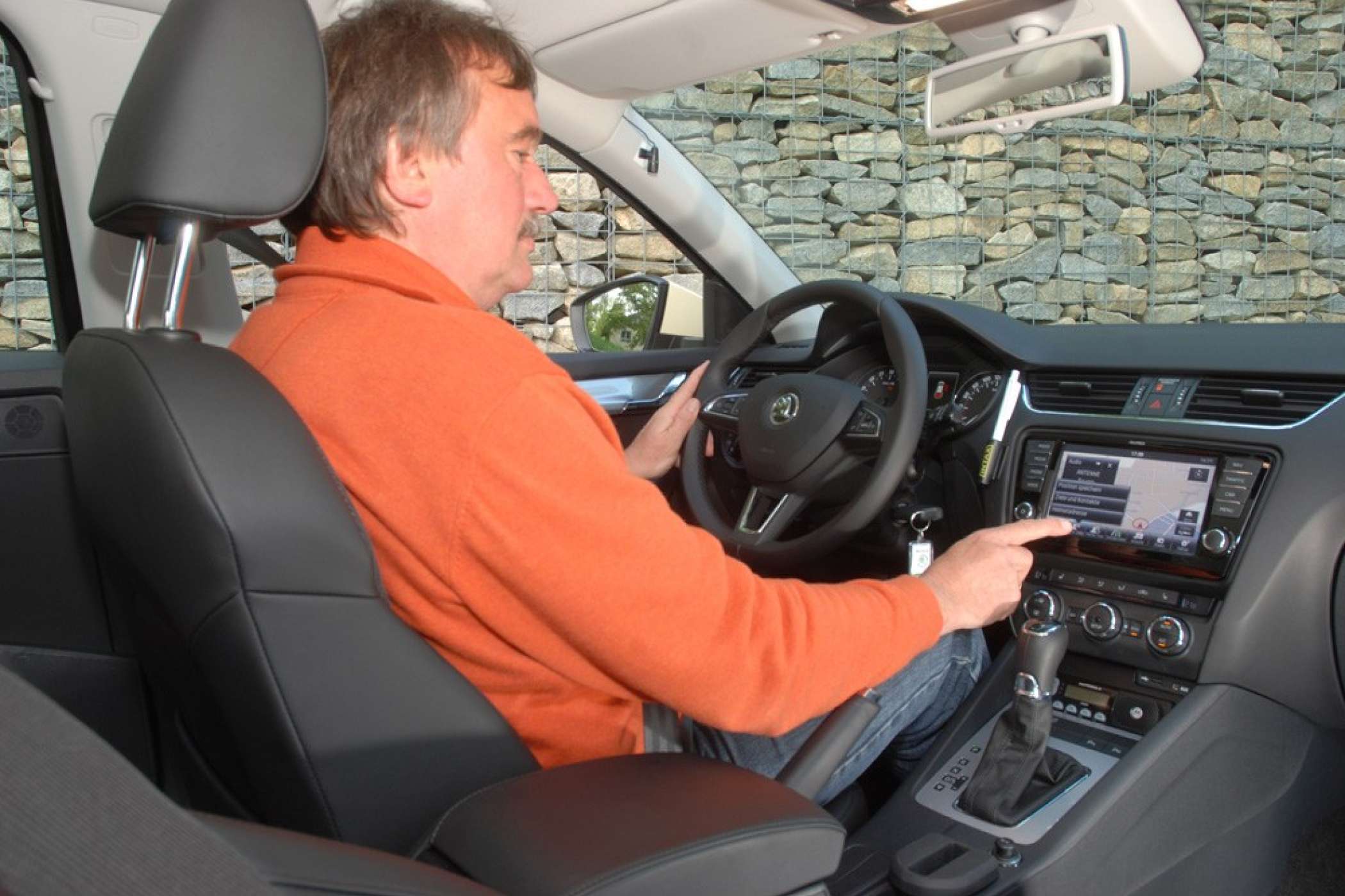 Der Fahrer-Arbeitsplatz bietet einen gut gepolsterten Sitz, ist gut verarbeitet und ist ergonomisch überzeugend.| Dietmar Fund | taxi heute