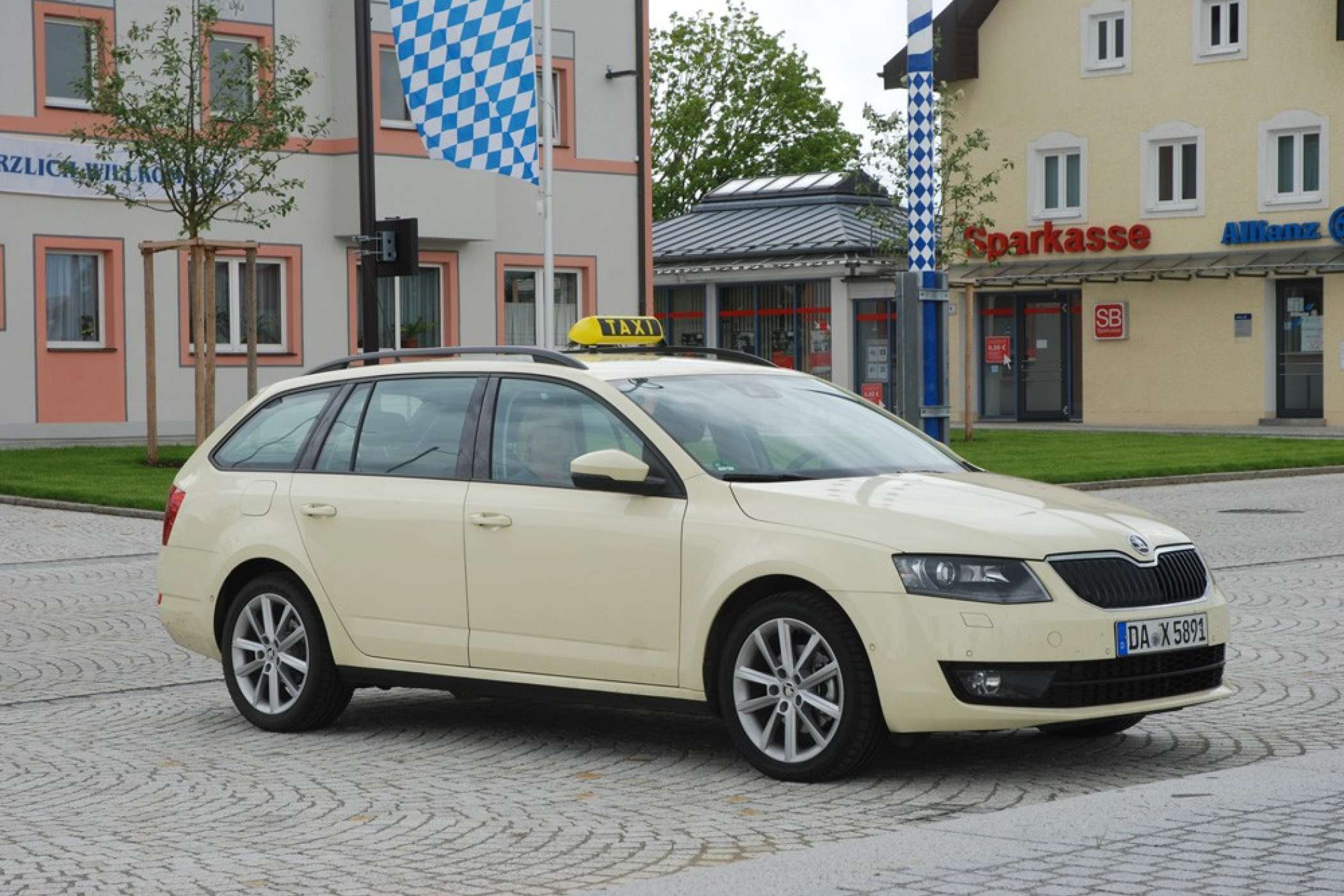 Der Bug des Skoda Octavia Combi ist gut einsehbar, der lange Radstand tut dem Komfort und dem Raumgefühl der Fahrgäste gut.| Dietmar Fund | taxi heute