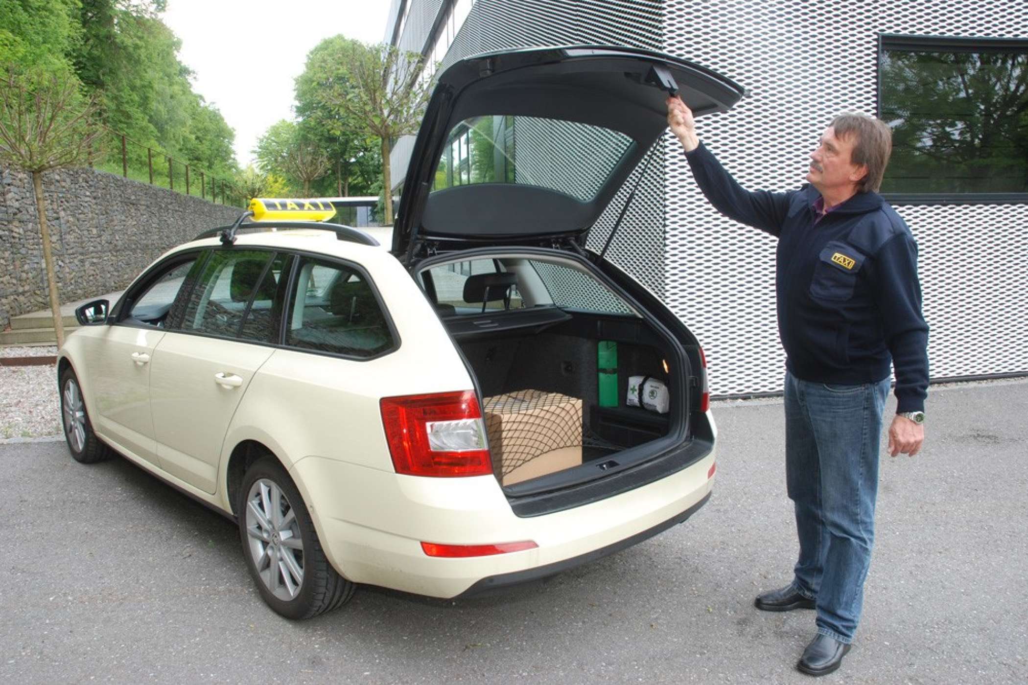 Eine einfache, aber praktische Lösung ist der dicke „Gummiklöppel“, mit dem man die Heckklappe zuziehen kann, ohne sich beim Nachdrücken schmutzige Finger holen zu müssen.| Dietmar Fund | taxi heute