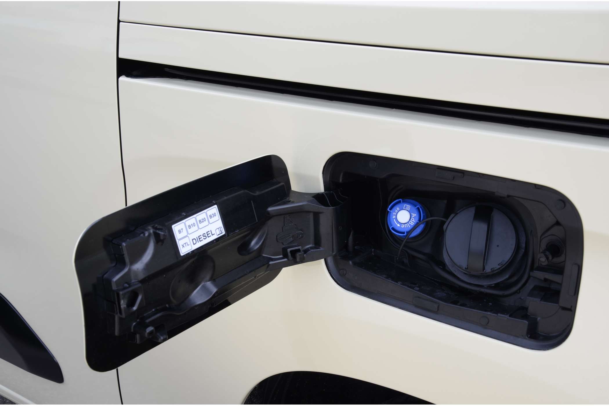 Der Stutzen für den 17 Liter fassenden AdBlue-Tank sitzt unter der normalen Tankklappe.