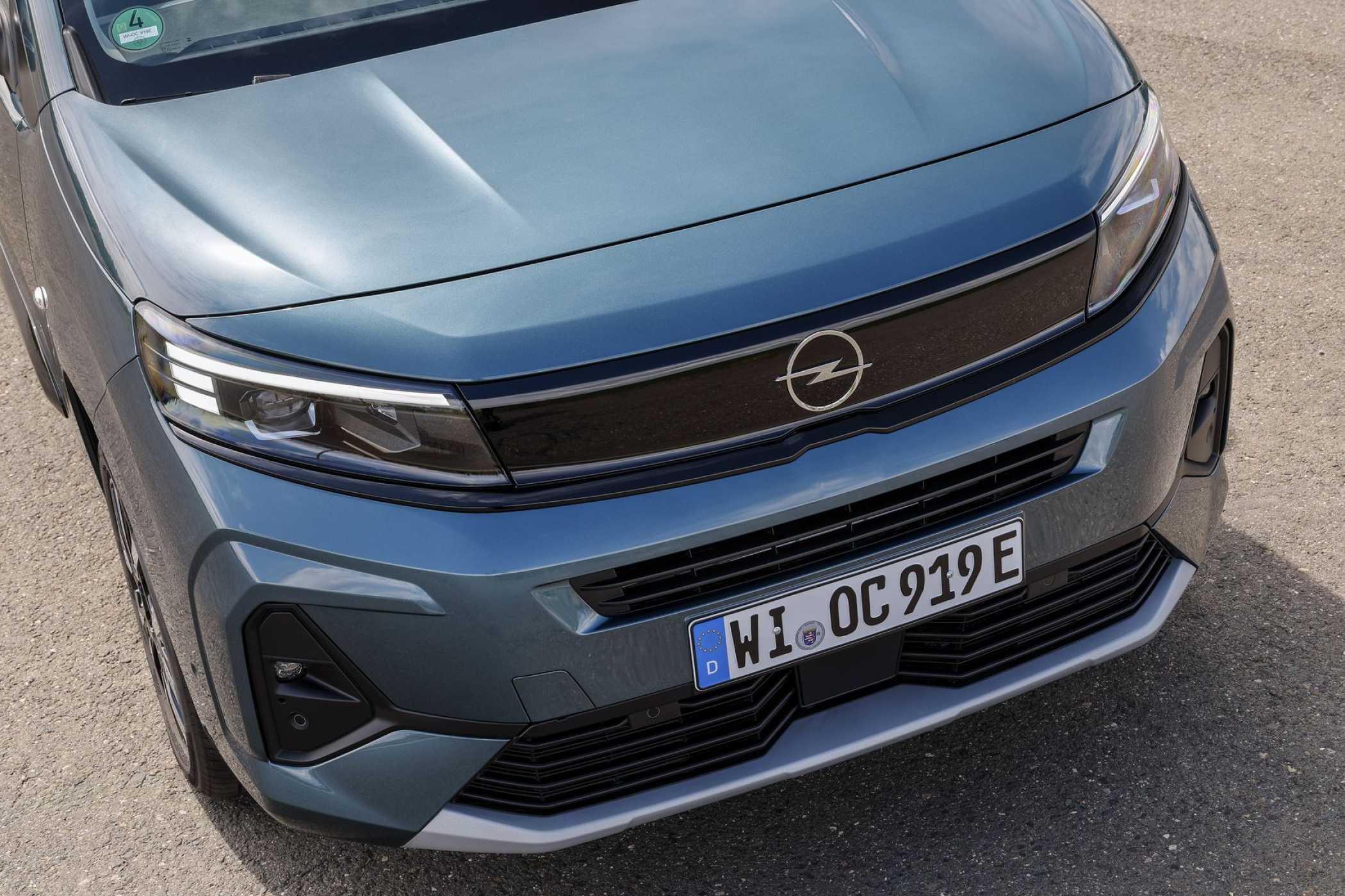 Eindeutig als Opel zu identifizieren. Der Combo trägt nun das aktuelle Familiengesicht.| Foto: Opel