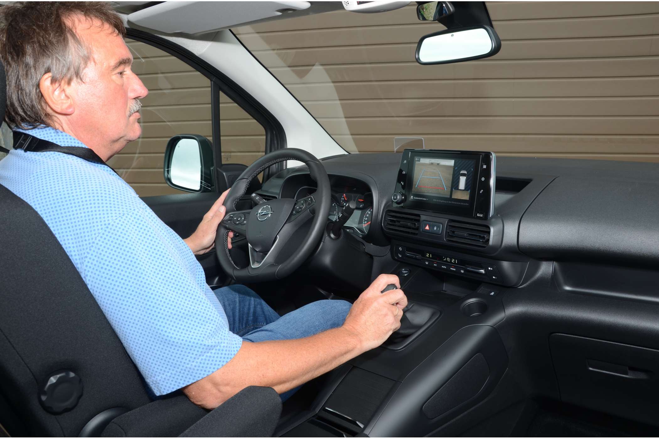 Die Rückfahrkamera ist eine feine Sache. Die Ablage hinter dem großen Touchscreen kann der Fahrer nicht einsehen. (Foto: Dietmar Fund)