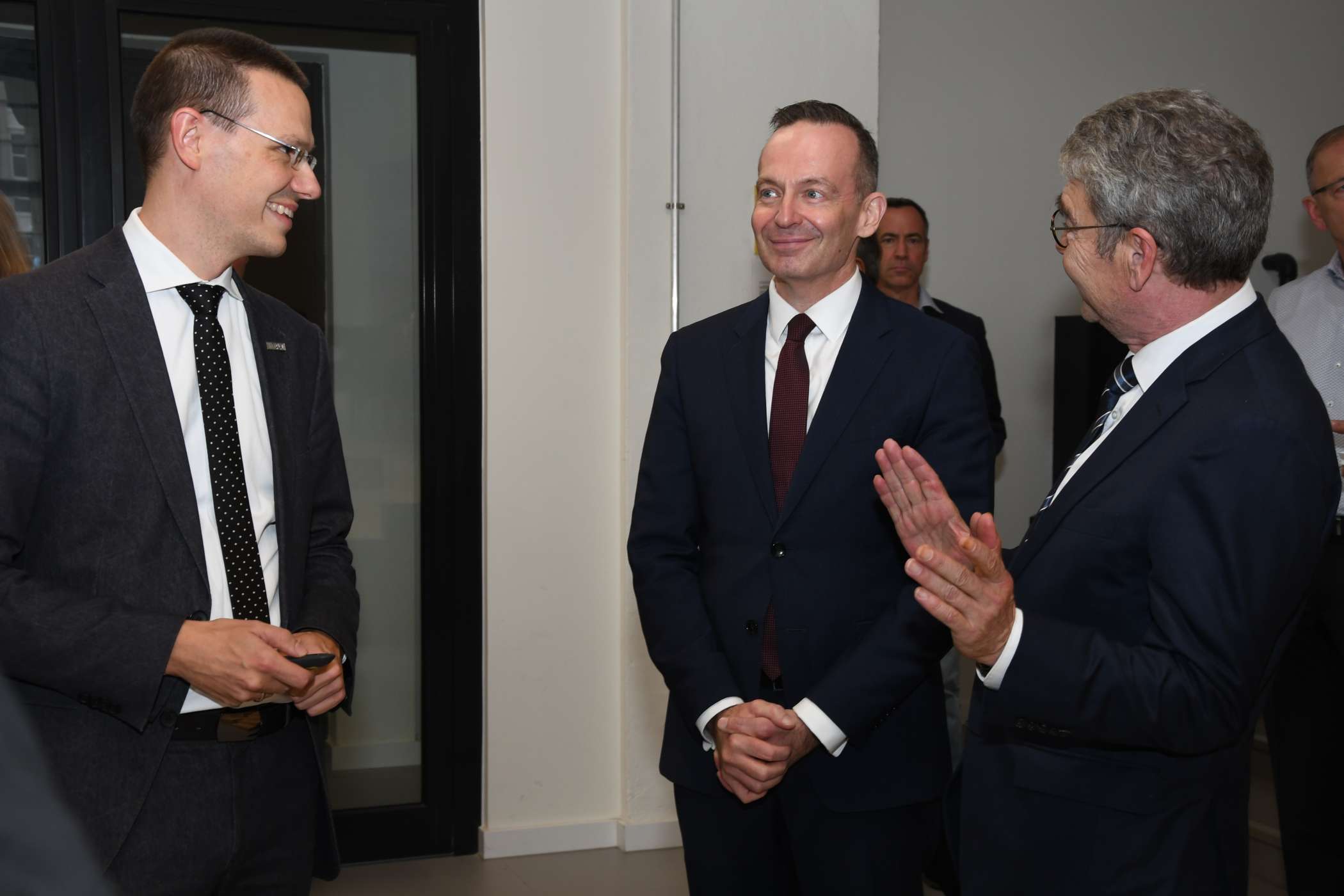 Das Eintreffen von Volker Wissing (M.), Bundesminister für Digitales und Verkehr, unterbrach den kurzen, dürftigen Imbiss, der zur Kaffeestunde eingeschoben worden war. Versehentlich hatte es vor dem Beginn kein Mittagessen gegeben.