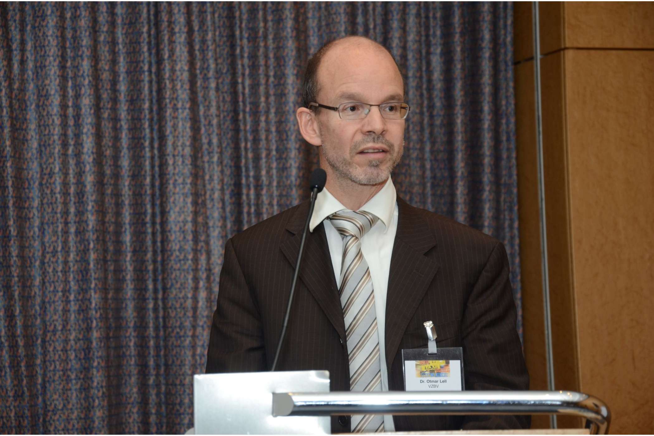 Dr. Otmar Lell von der Verbraucherzentrale Bundesverband sagte, die geltenden Regelungen müsse man differenziert betrachten. Sie dürften nicht dem Konkurrenzschutz dienen, sondern dem Verbraucherschutz. Eine Ortskundeprüfung hielt er für entbehrlich, die Rückkehrpflicht für Mietwagen verursache unnötige Leerfahrten. | Dietmar Fund