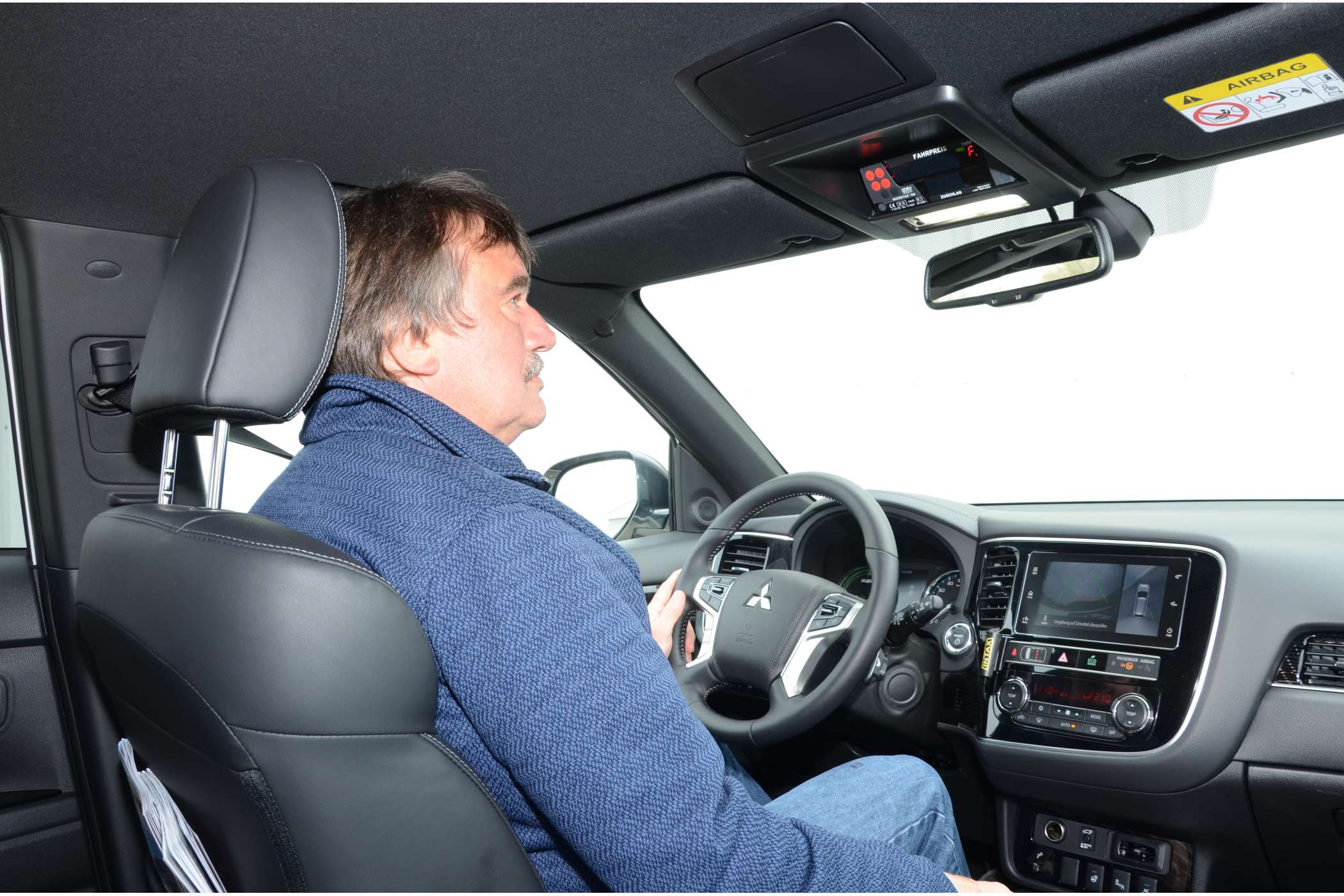 Der Taxifahrer sitzt gut auf einem angenehm straff gepolsterten Ledersessel, bei dem sich die Höhe und die Neigung elektrisch verstellen lassen. (Foto: Dietmar Fund)