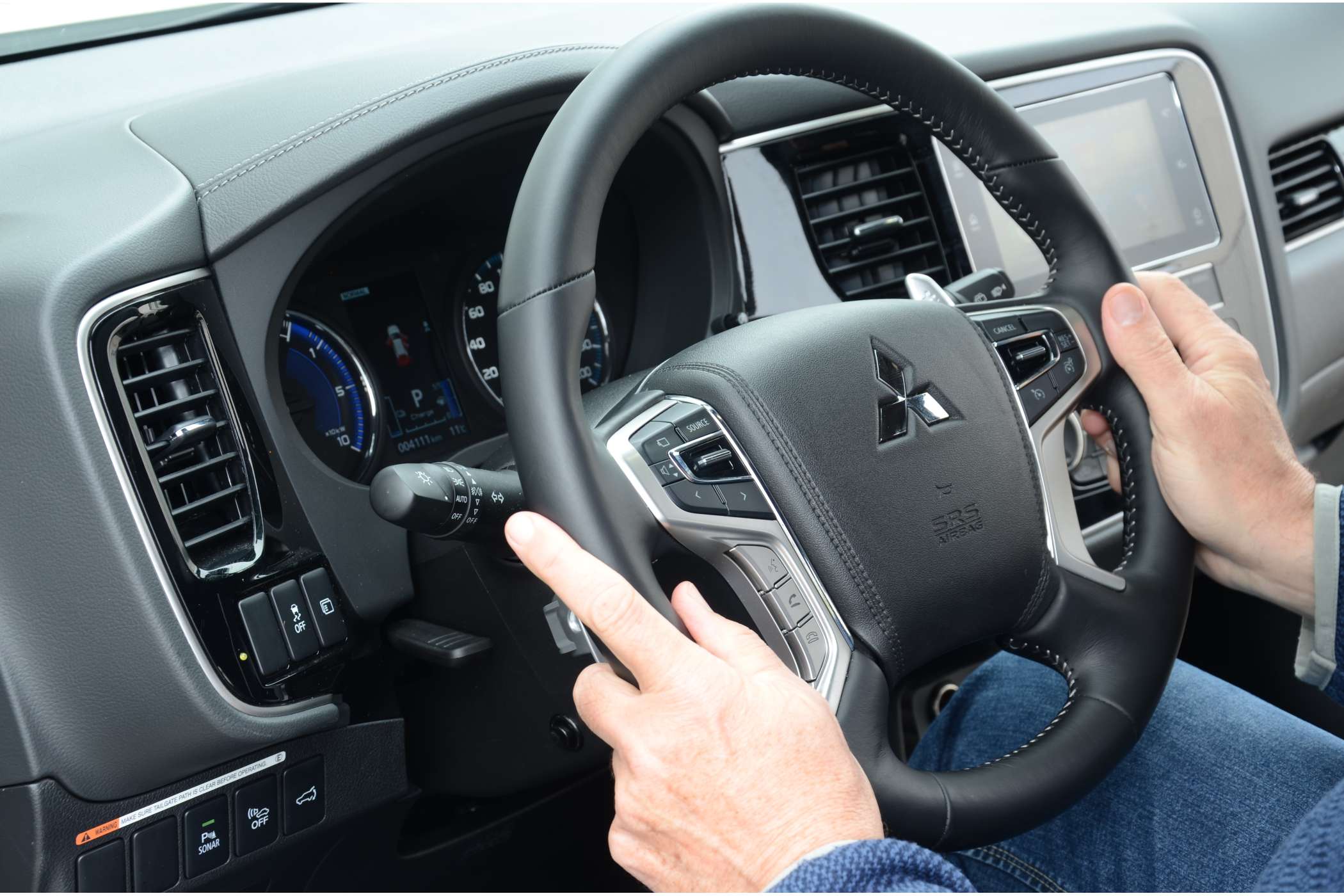 Über Lenkradtasten lassen sich links das Audiosystem und rechts der Geschwindigkeitsregler steuern. (Foto: Dietmar Fund)
