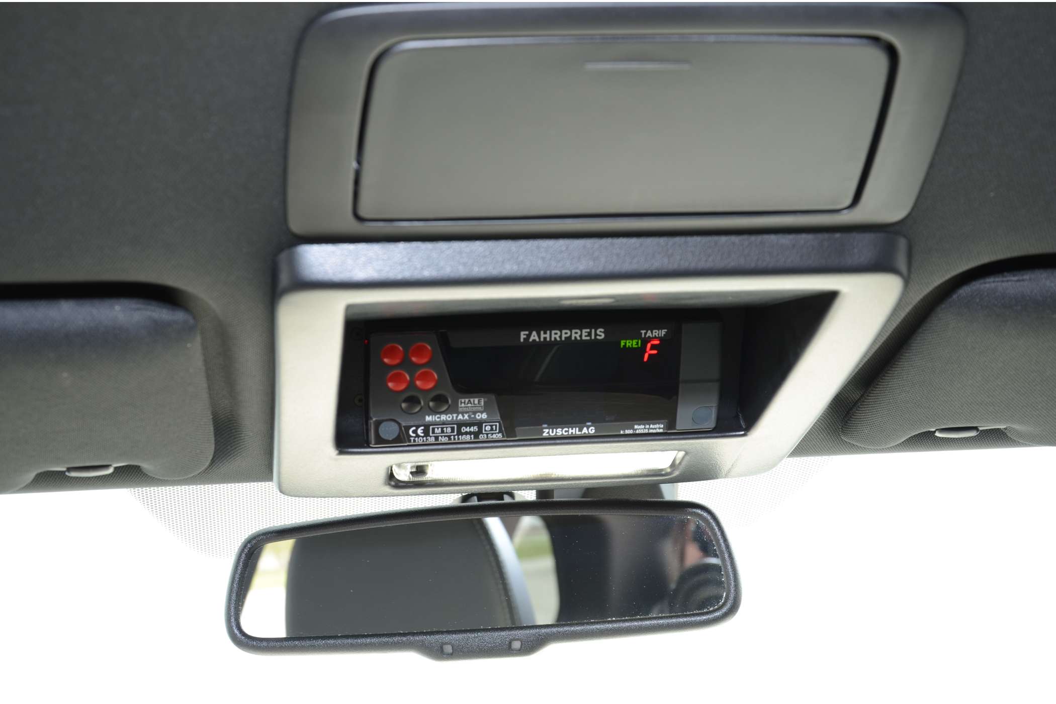Das Taxameter bringt INTAX entweder mit heller LED-Leuchte in einer Dachkonsole unter oder baut es als Spiegeltaxameter ein. (Foto: Dietmar Fund)