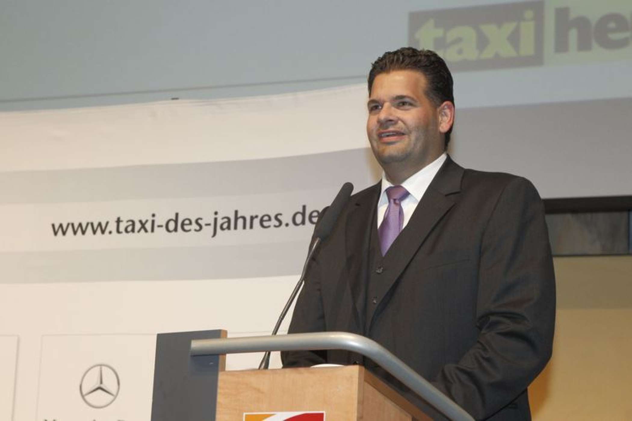 Dann begrüßt Christoph Huss, Geschäftsführer des Huss-Verlags und Herausgeber von taxi heute, die Gäste und …  | Redaktion