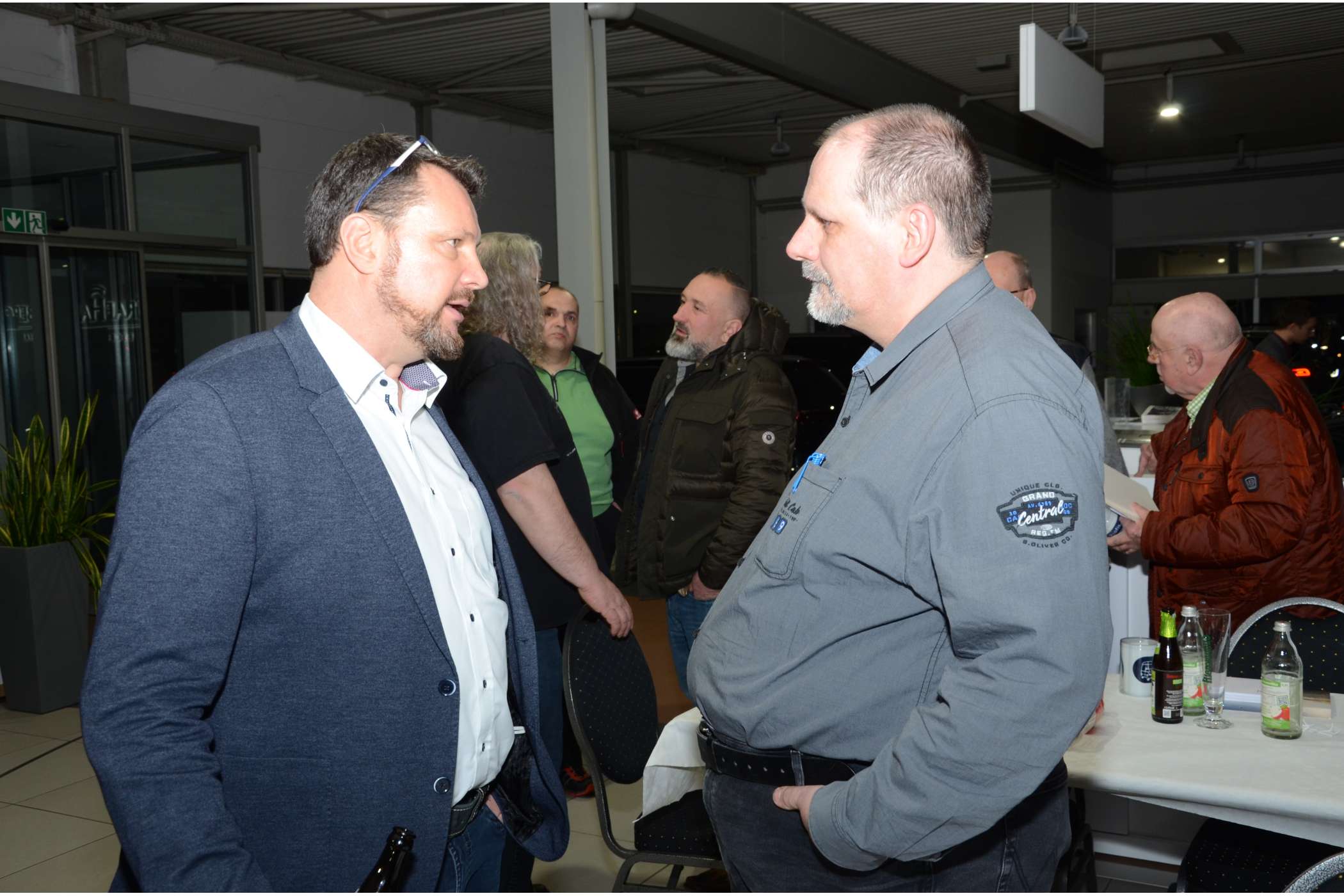 Ali Peter Papenbrock (r.) war aus alter Verbundenheit aus dem Emsland angereist. Er „löcherte“ hier Jörg Pachmann, den in Berlin beheimateten Service-Spezialisten für die Taxis auf Pkw-Basis.