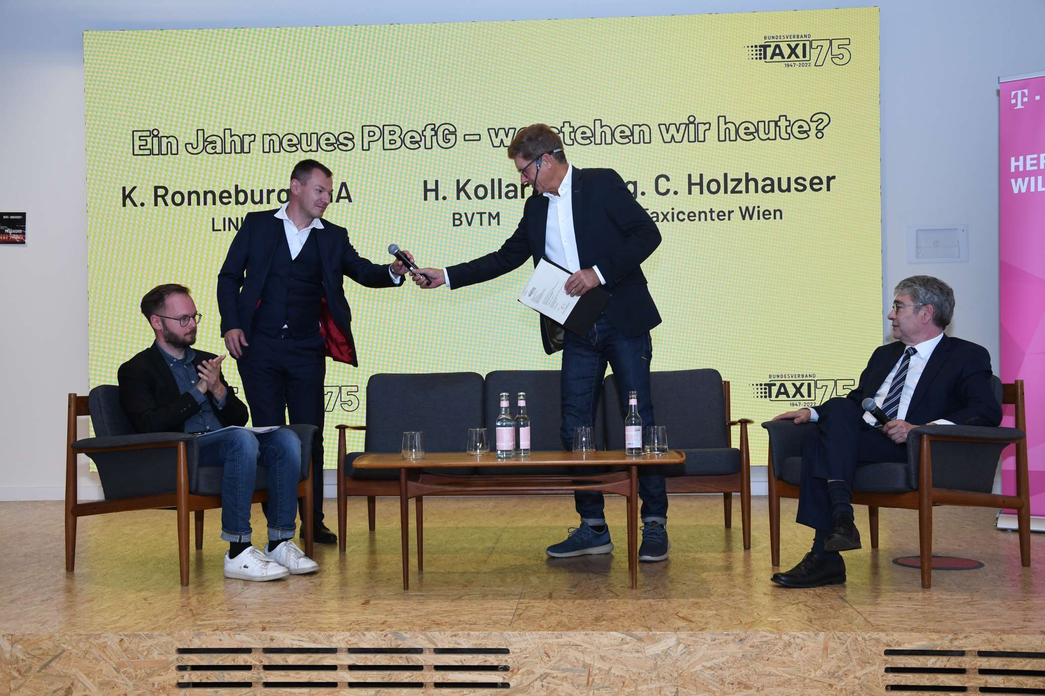 Die erste Diskussionsrunde drehte sich um Erfahrungen mit dem überarbeiteten Personenbeförderungsgesetz, das über Jahrzehnte das Rückgrat der Verbandsarbeit gewesen ist. Mitwirkende waren (v.l.) Kristian Ronneburg, Berliner Abgeordneter der Linken, Mag. Christian Holzhauser, Geschäftsführer des CC Taxicenters in Wien, Moderator Gerald Meyer und BVTM-Präsident Herwig Kollar.