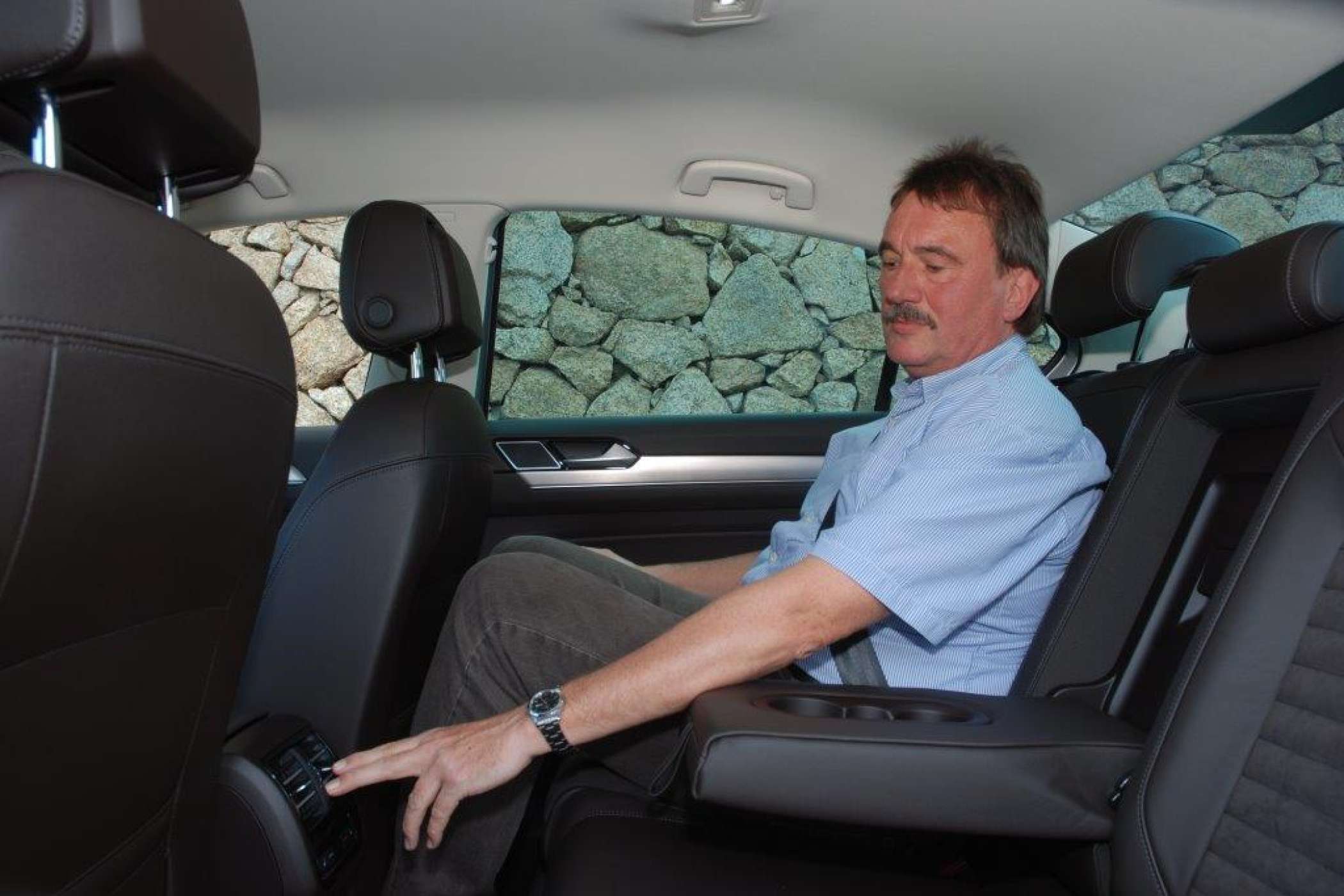 Bei der Limousine ist die Kopffreiheit im Fond ein klein wenig geringer als im Kombi und der Zustieg wegen des abfallenden Dachs einen Tick unbequemer. | Dietmar Fund | taxi-heute