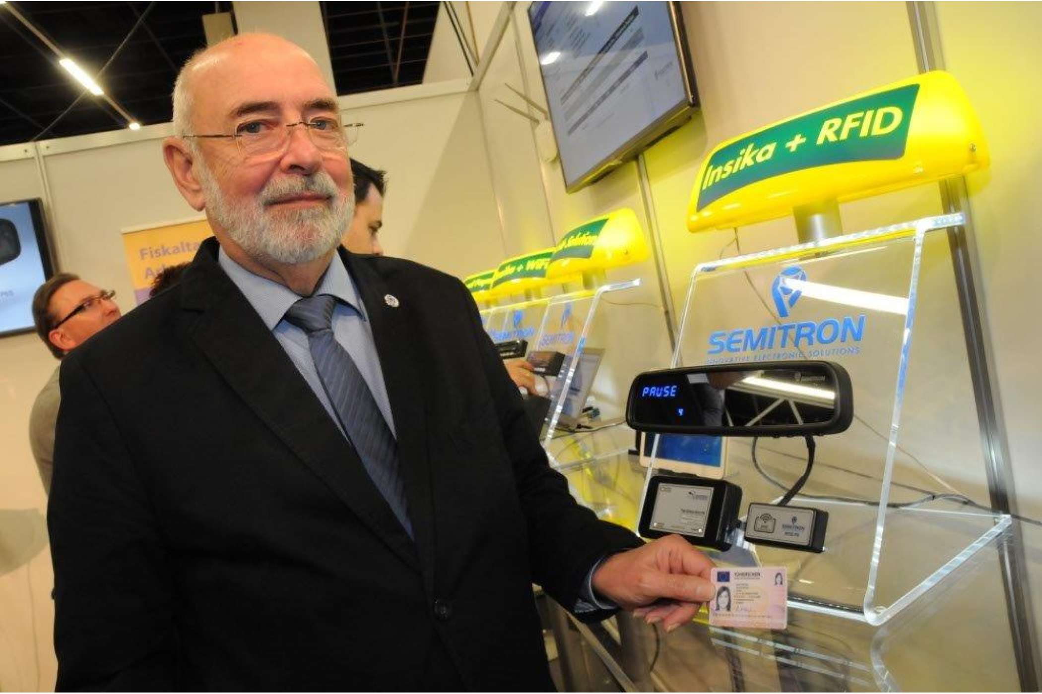 Am Stand von Semitron erklärte Peter Heedfeld, wie sich Taxifahrer per RFID-Chip auf dem Führerschein am Taxameter anmelden und ihre Arbeitszeiten sowie Pausen erfassen können. | Dietmar Fund | taxi heute
