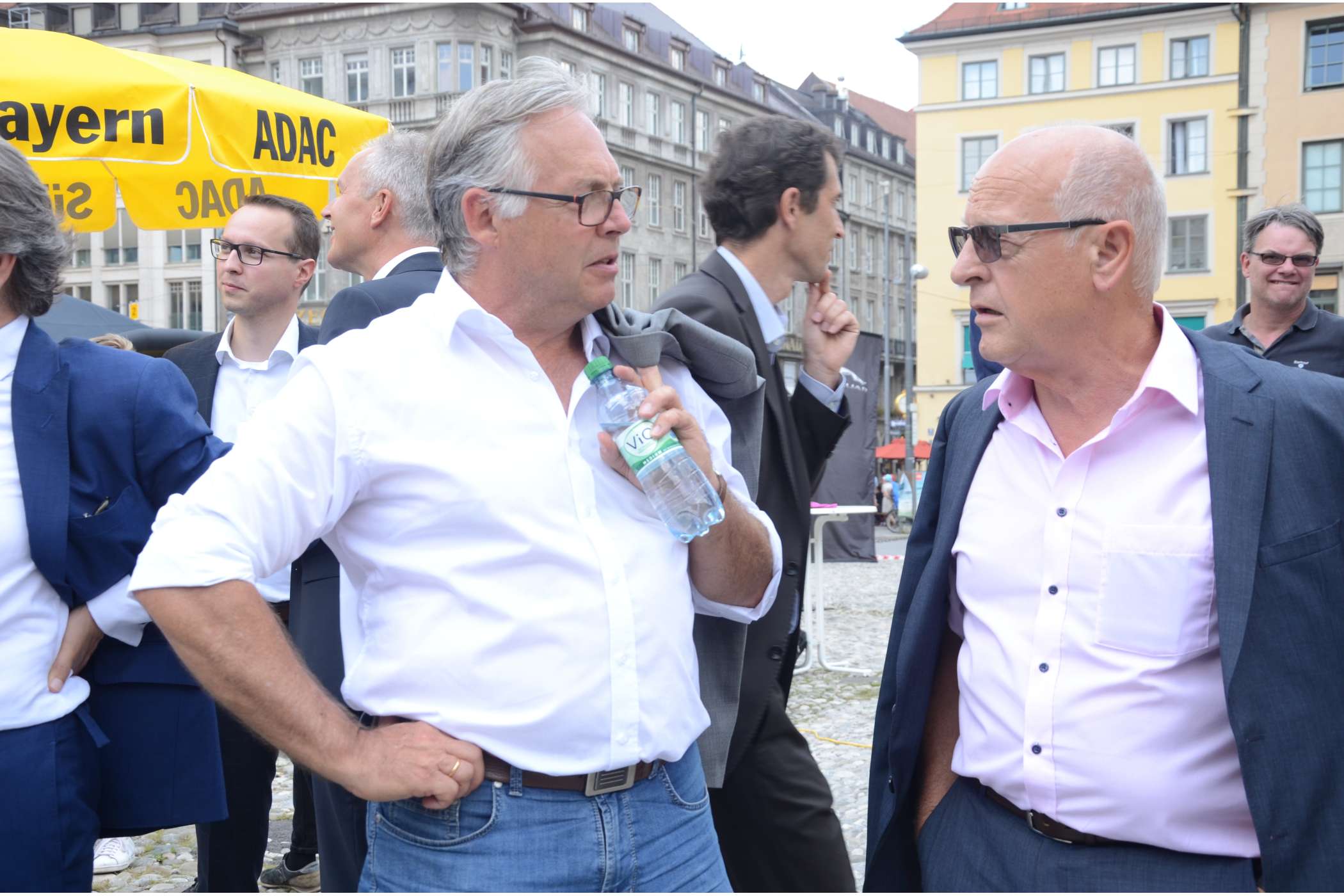 Der Münchner Hybrid-Taxi-Paradekunde von Toyota, Peter Köhl (l.), setzt auch zwei Elektrotaxis ein und redete interessiert mit dem HALE-Gründer Martin Leitner.