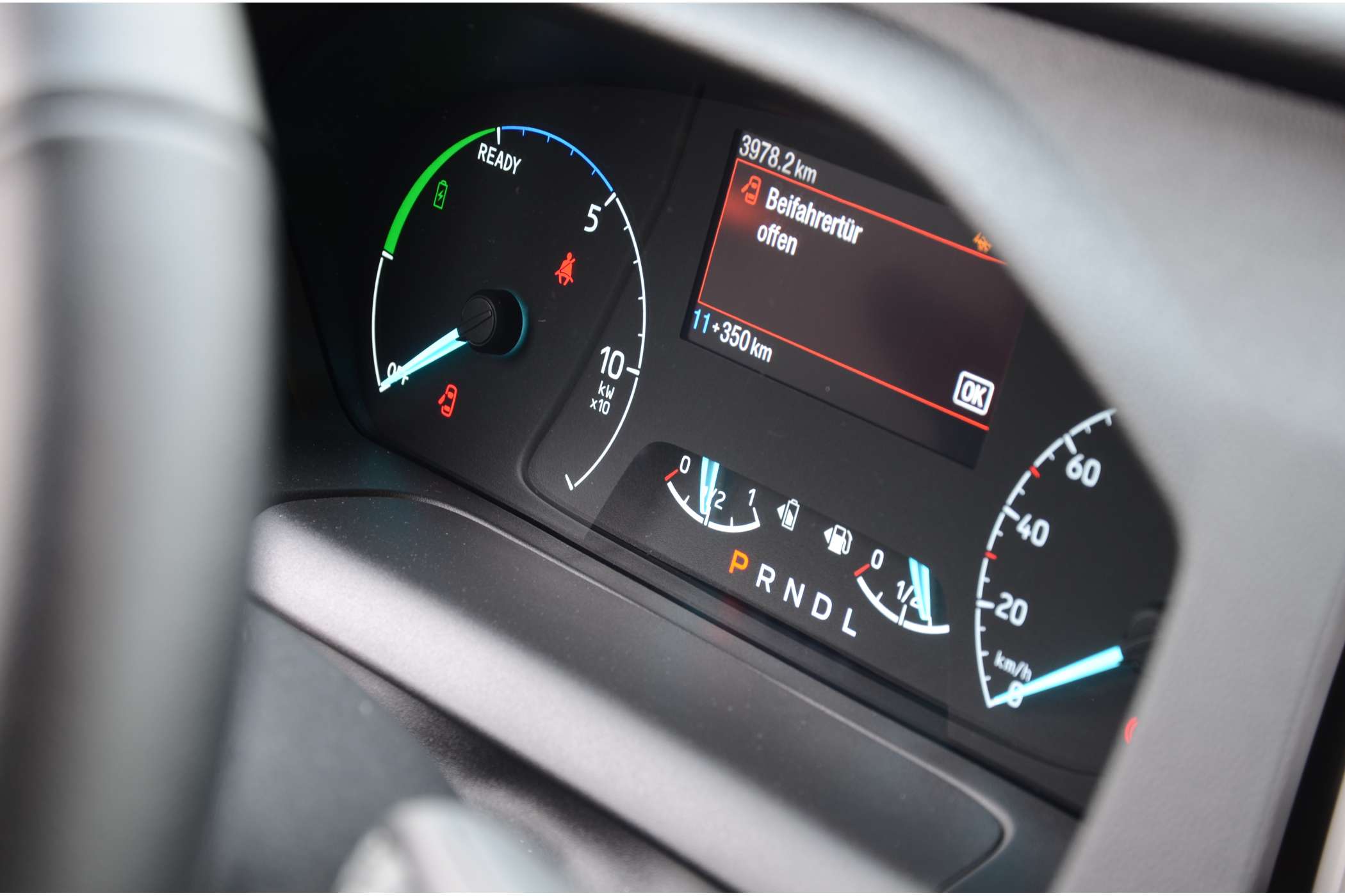 Wie viel – oder wie hier: wenig – elektrische Reichweite noch vorhanden ist, bekommt der Fahrer im Display mit einer blauen Ziffer angezeigt. (Foto: Dietmar Fund)