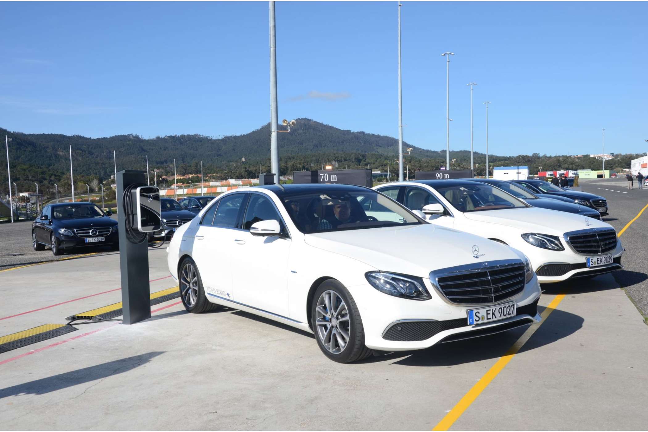 Die neue E-Klasse kommt noch 2016 auch als Plug-in-Hybrid. Anders als in der C-Klasse arbeitet sie nicht mit einem Diesel-, sondern mit einem Ottomotor. Die Neungang-Wandlerautomatik hat jetzt auch das Hybridmodell. | Dietmar Fund 