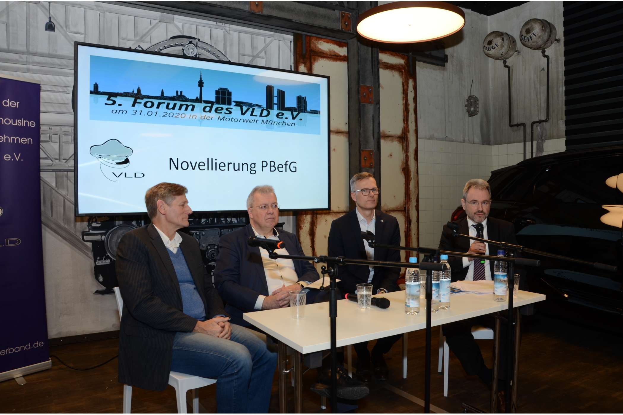 Um die PBefG-Novelle drehte sich die erste Podiumsrunde mit (v.l.) dem Mietwagenunternehmer Michael Oldenburg, dem EU-Abgeordneten Markus Ferber, Dr. Korbinian Leitner von der IHK und dem Rechtsanwalt Ralph Müller-Bidinger.
