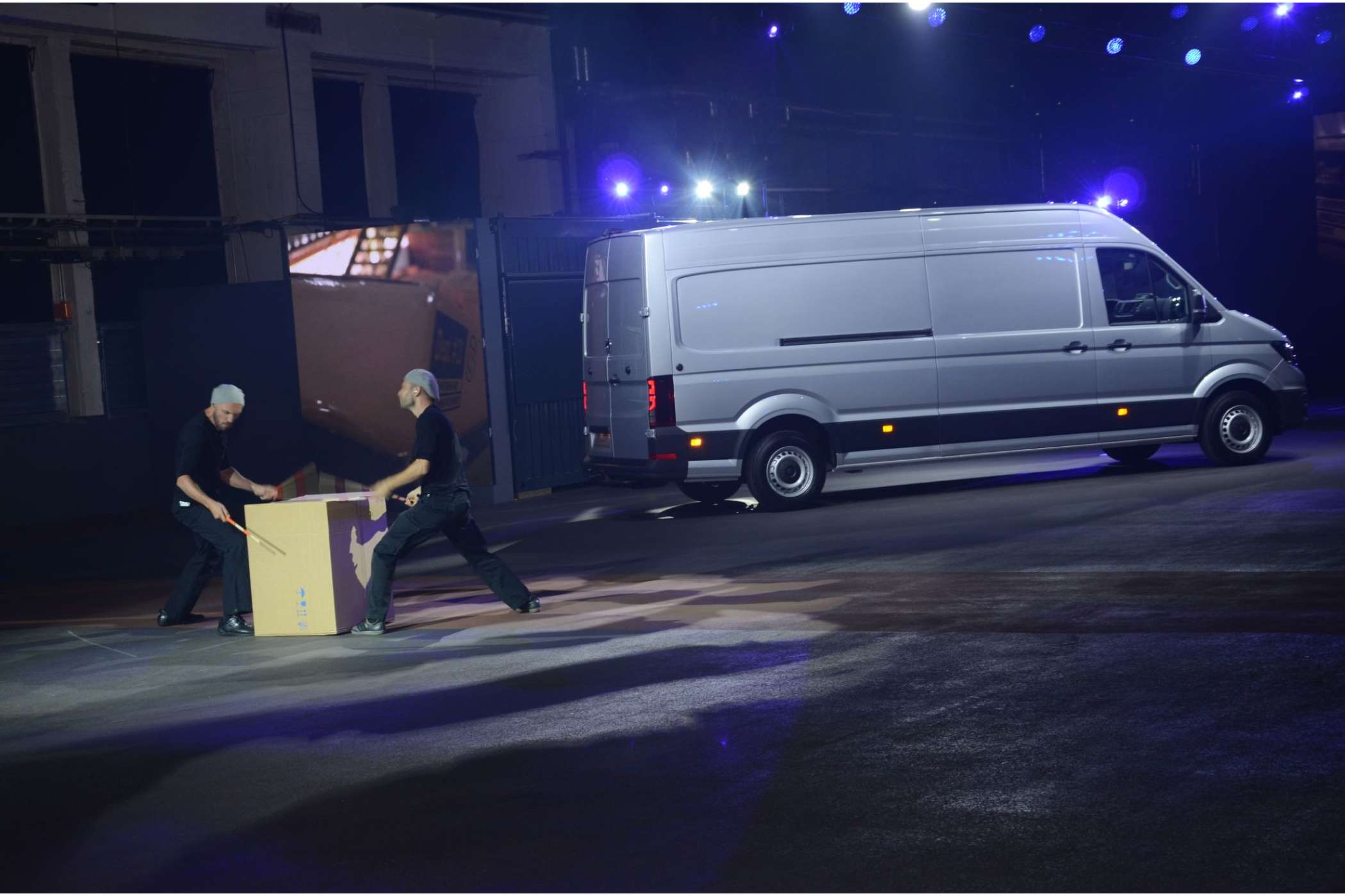 Ein höllisch lauter Trommelwirbel leitete die Präsentation des neuen VW Crafter ein. Traktiert wurden Farbkübel, Benzinkanister, Kisten und ähnliche Utensilien, die Transporter-Fahrer typischerweise befördern. Im Hintergrund: Ein Kastenwagen mit langem Radstand, der Basis eines Kleinbus-Ausbaus werden könnte. | Fotos: Dietmar Fund