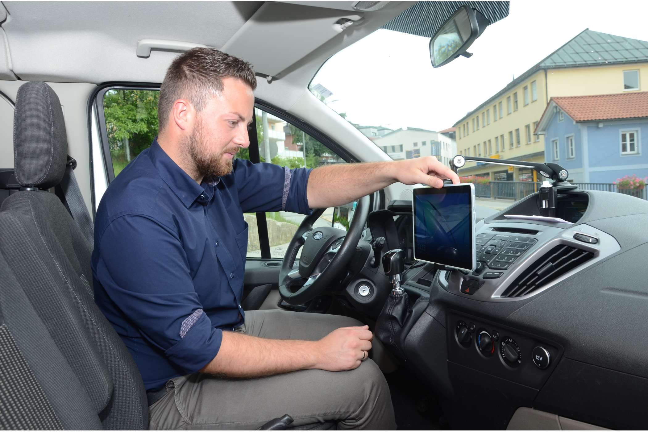 Busunternehmer Stefan Prager übernahm die erste Schicht. Hier zeigt er das Pad im Fahrzeug, auf dem die Aufträge eingehen. (Foto: Dietmar Fund)