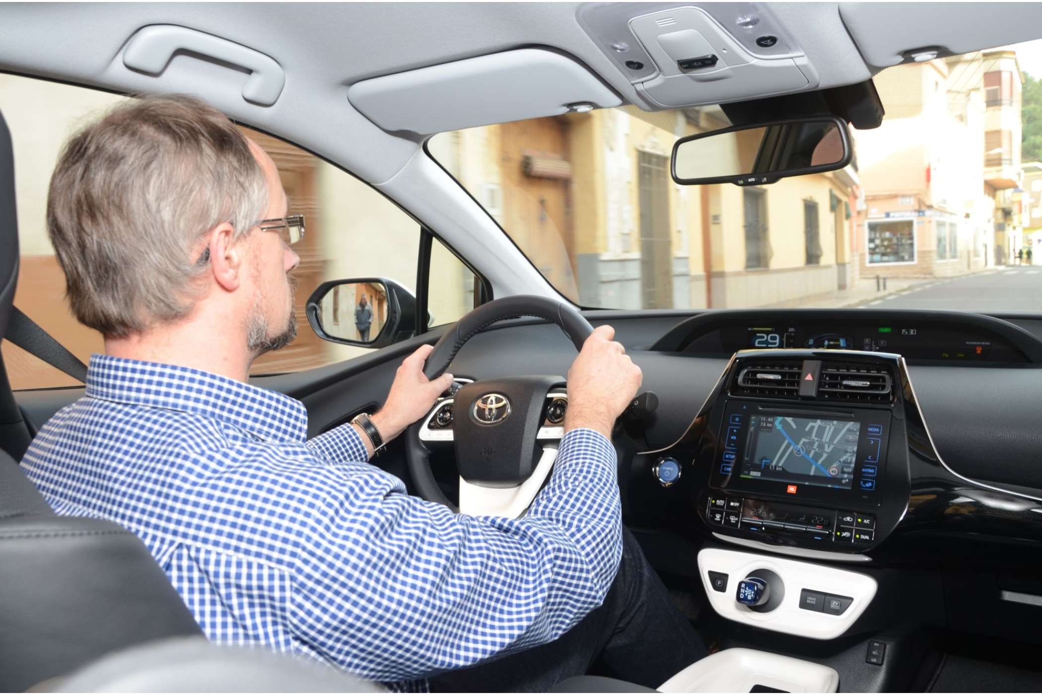 Mit dem in zwei Ebenen verstellbaren Lenkrad, gut gepolsterten Vordersitzen und dem deutlich höherwertigen, schwarzen Cockpit bietet der Prius 4 einen angenehmen Arbeitsplatz.| Dietmar Fund