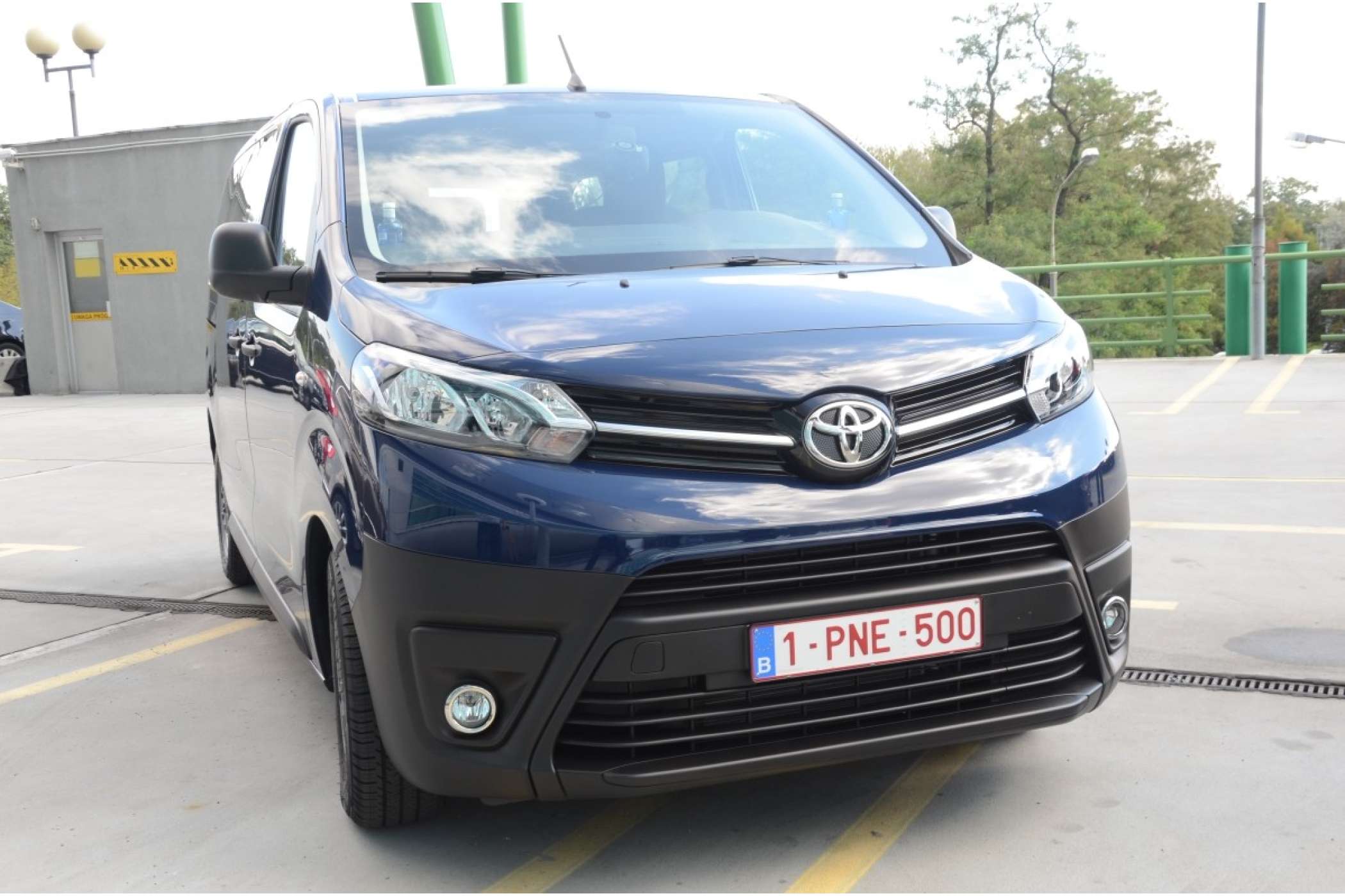 Genau wie beim VW T6 oder dem Mercedes-Benz Vito gibt es bei Toyotas Proace einen nüchternen Combi, bei dem der vordere Stoßfänger aus schwarzem Kunststoff besteht und anders als bei den Pkw-Varianten mit dem Namenszusatz „Verso“ nicht lackiert wird.| Foto: Dietmar Fund