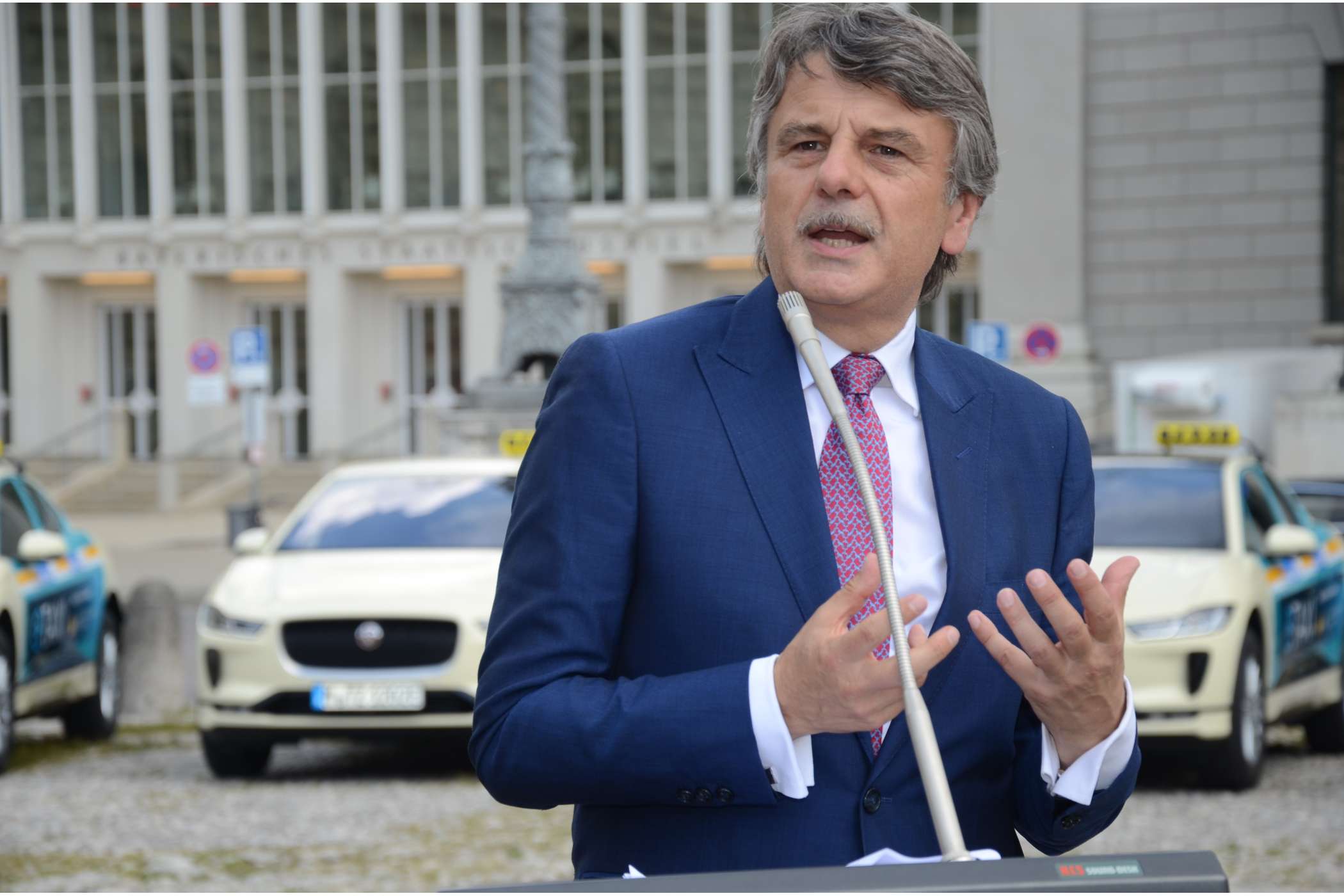 Jaguar-CEO Prof. Dr. Ralf Speth sagte, der Elektromobilität gehöre die Zukunft. Gregor Beiner sei ein dynamischer, visionärer Jungunternehmer.