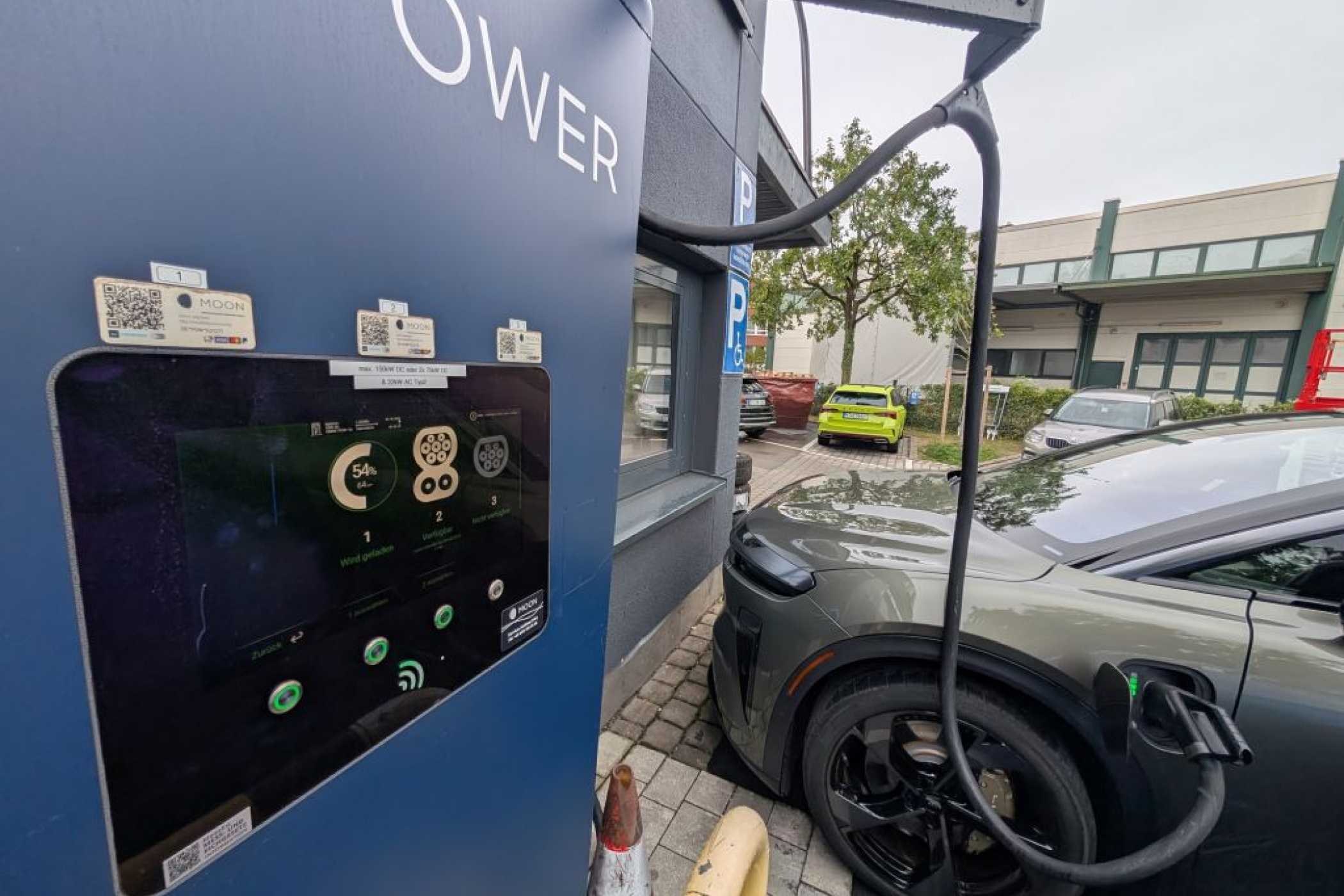Was nützen 400 kW Peak am Fahrzeug, wenn der Moon-Lader mal wieder lahmt. | Foto: J. Reichel
