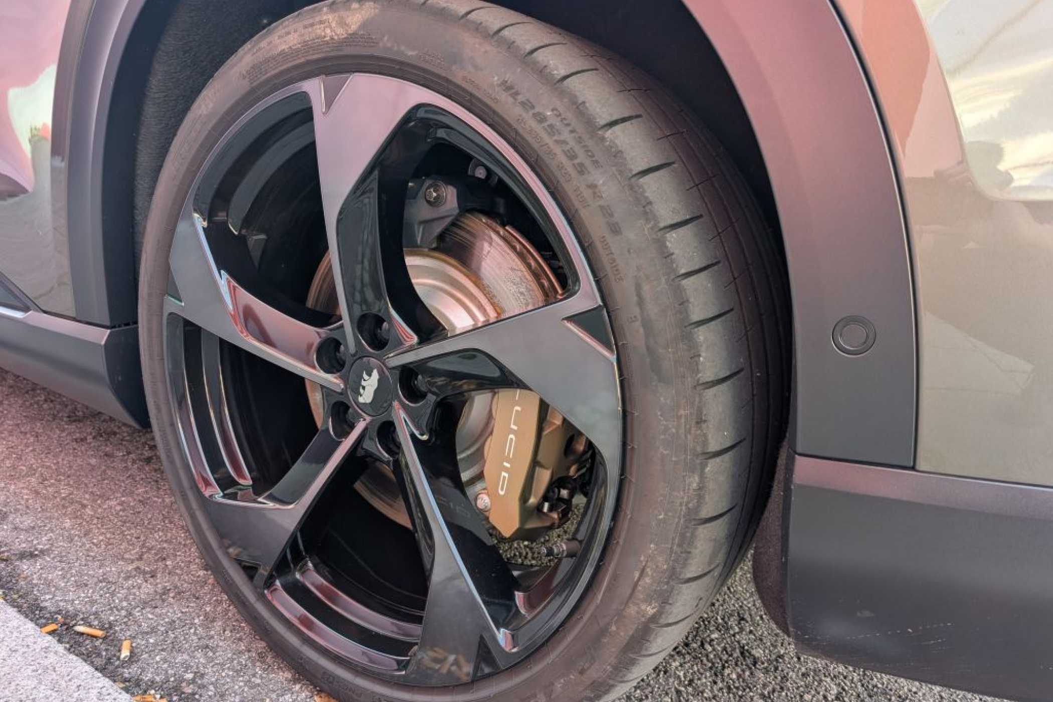 Die 22-Zoll-Räder ragen ins Lkw-Segment rüber, schauen aber schickt aus. Nur Bordsteine sollte man tunlichst meiden. | Foto: J. Reichel