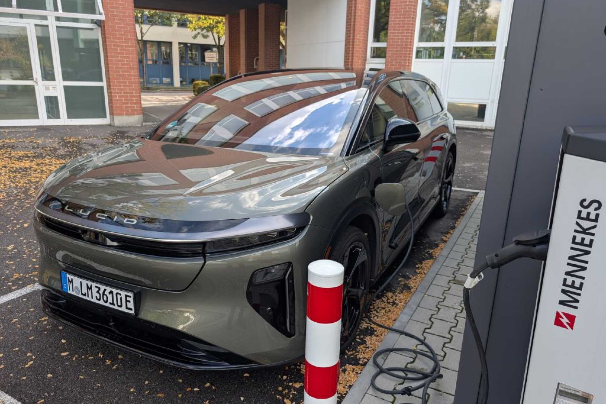 Am AC-Lader steht man bei leerem Akku eine gute Weile, bei 123 kWh Kapazität. | Foto: J. Reichel