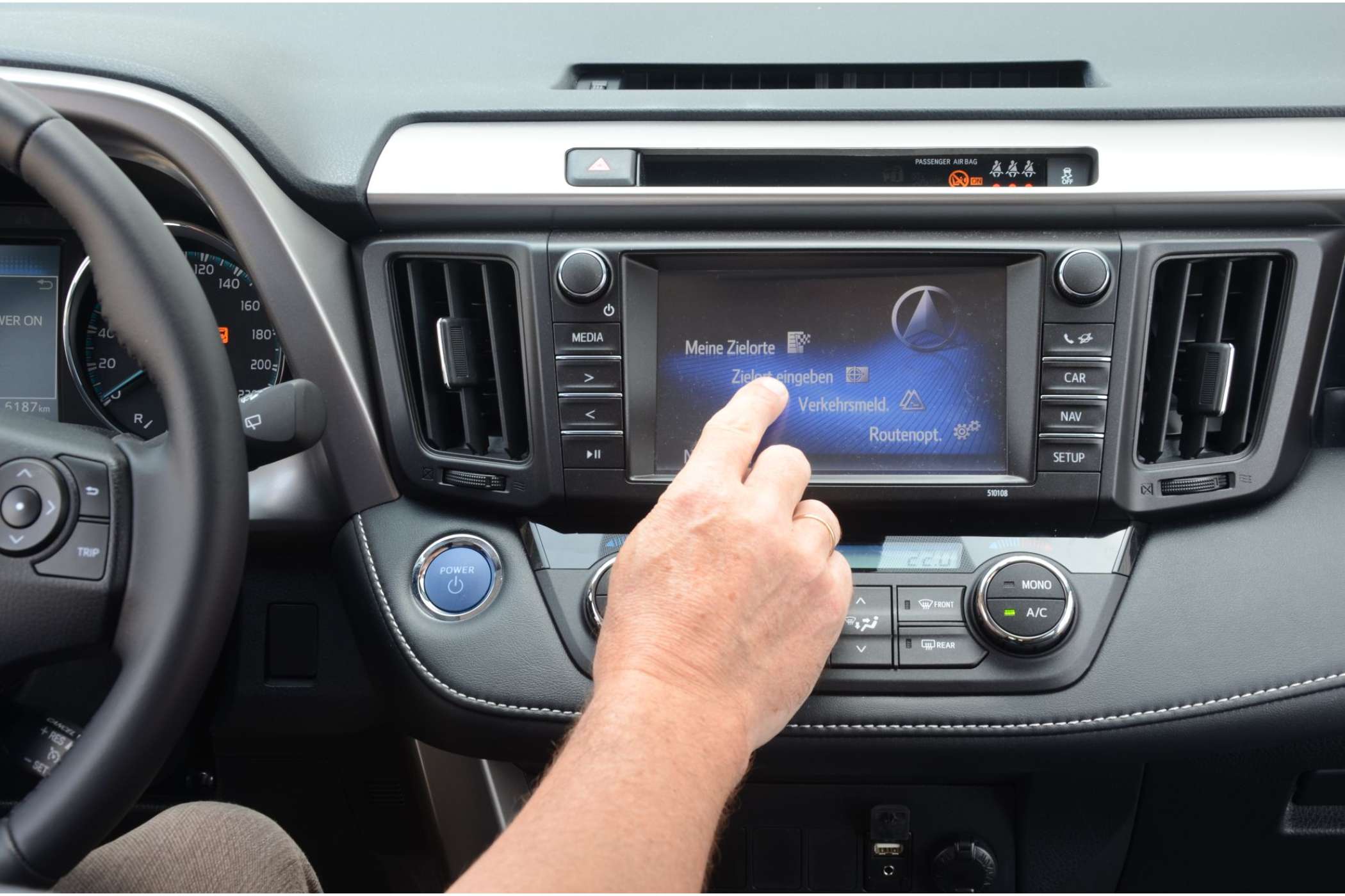 Der Touchscreen des Toyota Touch & Go-Navis reagierte recht träge und lenkte stark ab.| Dietmar Fund