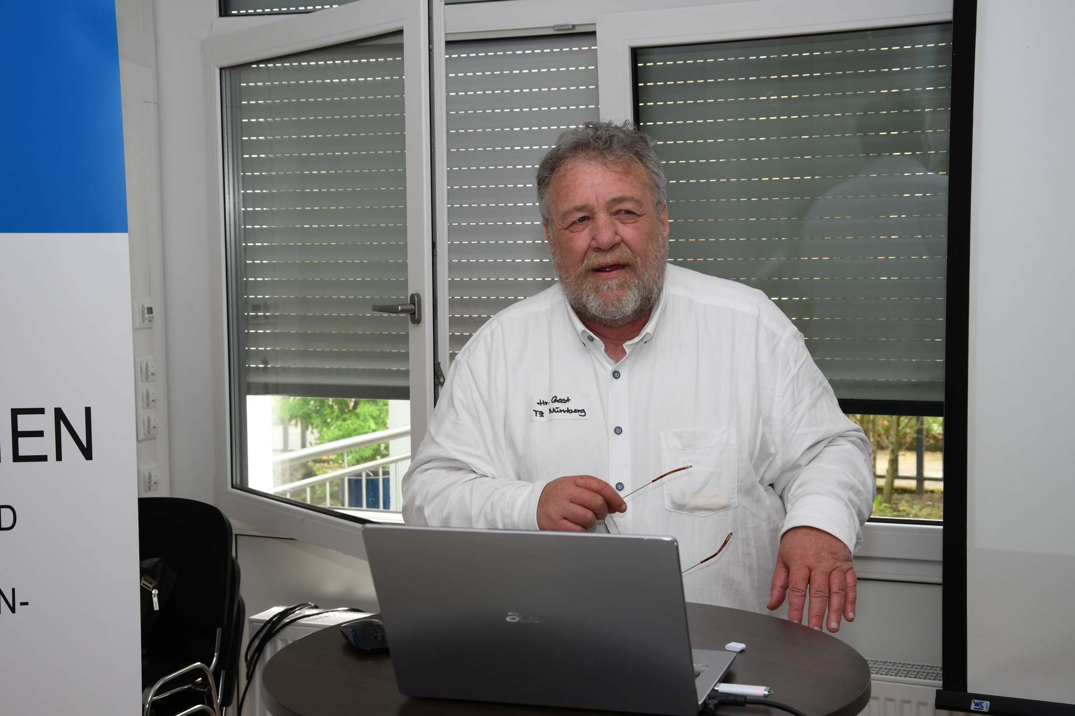 Vorstand Reinhold Gast berichtete, dass Disponenten und Disponentinnen, die im Home Office arbeiten, die höchsten Annahmezahlen hätten. Sie reichen bei der Taxi-Zentrale Nürnberg eG in der Nachtschicht bis zu 700 Anrufen, Standard seien 600. Ein Stuttgarter sagte, bei ihnen würden in dieser Zeit 350 Anrufe vermittelt.