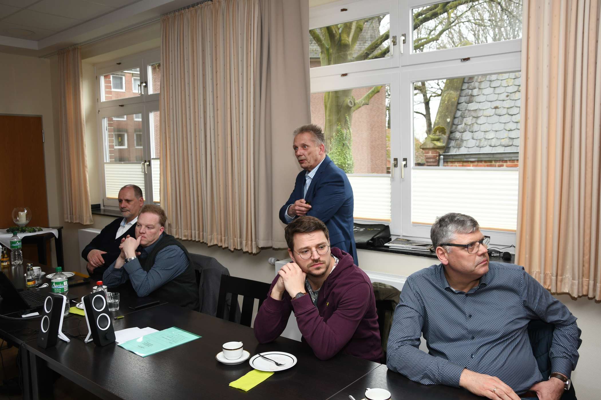 Reinhold Gast, Geschäftsführer der Fachvereinigung Taxi und Mietwagen des Gesamtverbandes Verkehrsgewerbe Niedersachsen (GVN, stehend) schilderte in seinem Gastbeitrag die politische Arbeit des Gesamtverbands und seine Leistungen für Mitglieder aus der Taxi- und Mietwagen-Branche.