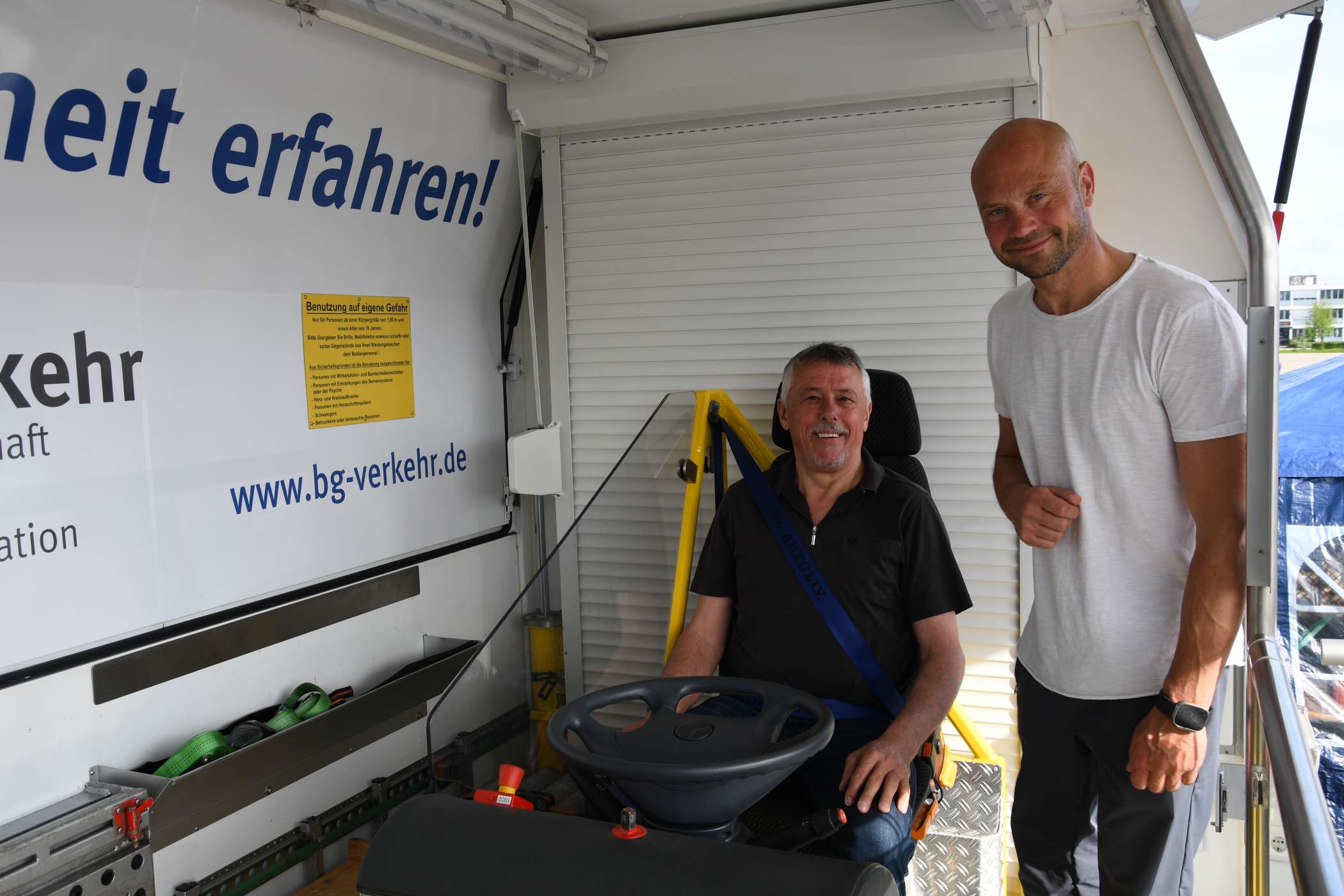 Helmut Lehmann nahm gleich mutig auf dem Lkw-Fahrersitz des Gurtschlittens Platz und schnallte sich an. Remo Damaschke wies ihn darauf hin, dass der Gurt auch beim Tagen einer Jacke eng am Körper sitzen sollte, damit der Gurtstraffer optimal arbeiten kann.